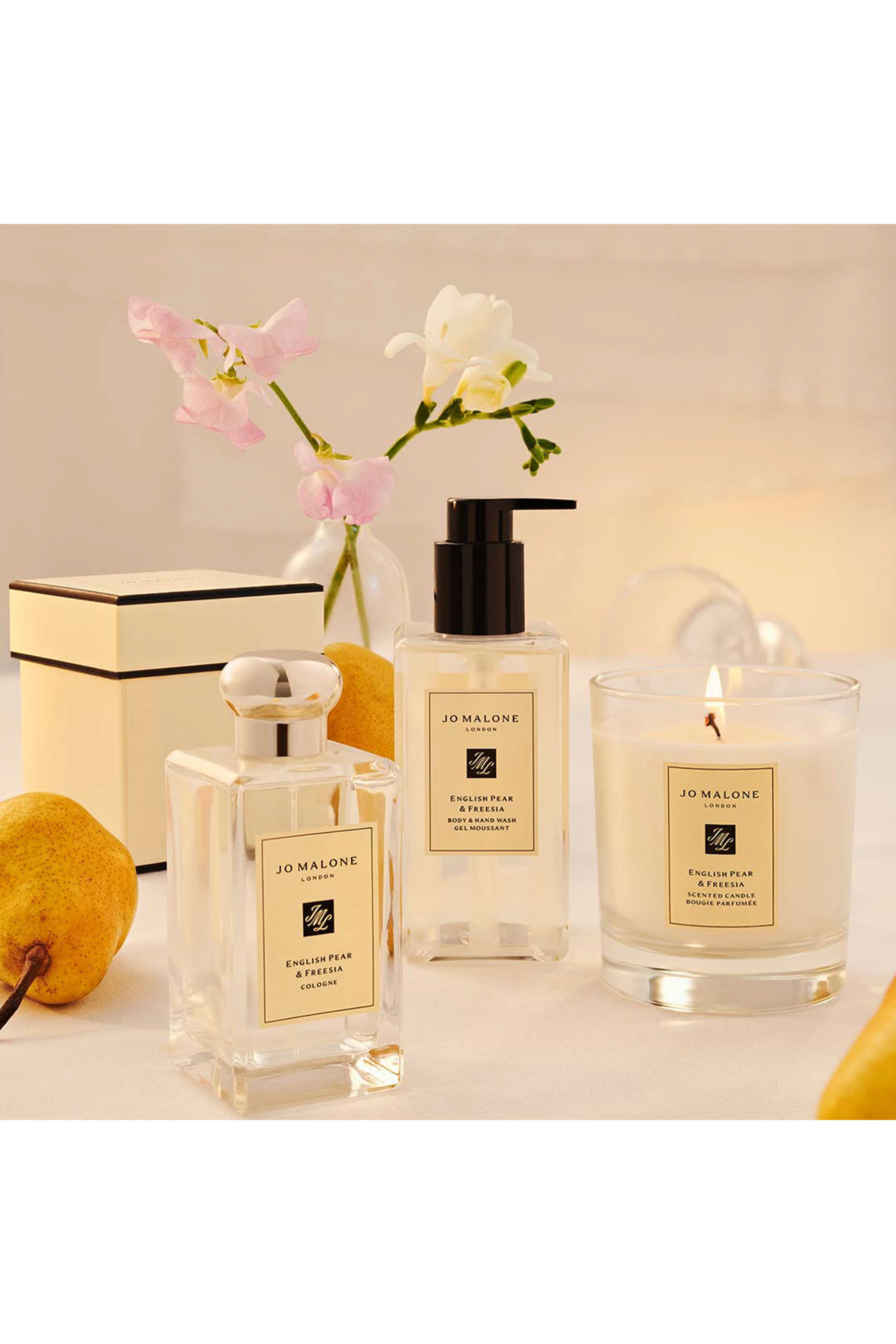 شمعة فاخرة بعطر إنجلش بير آند فريزيا