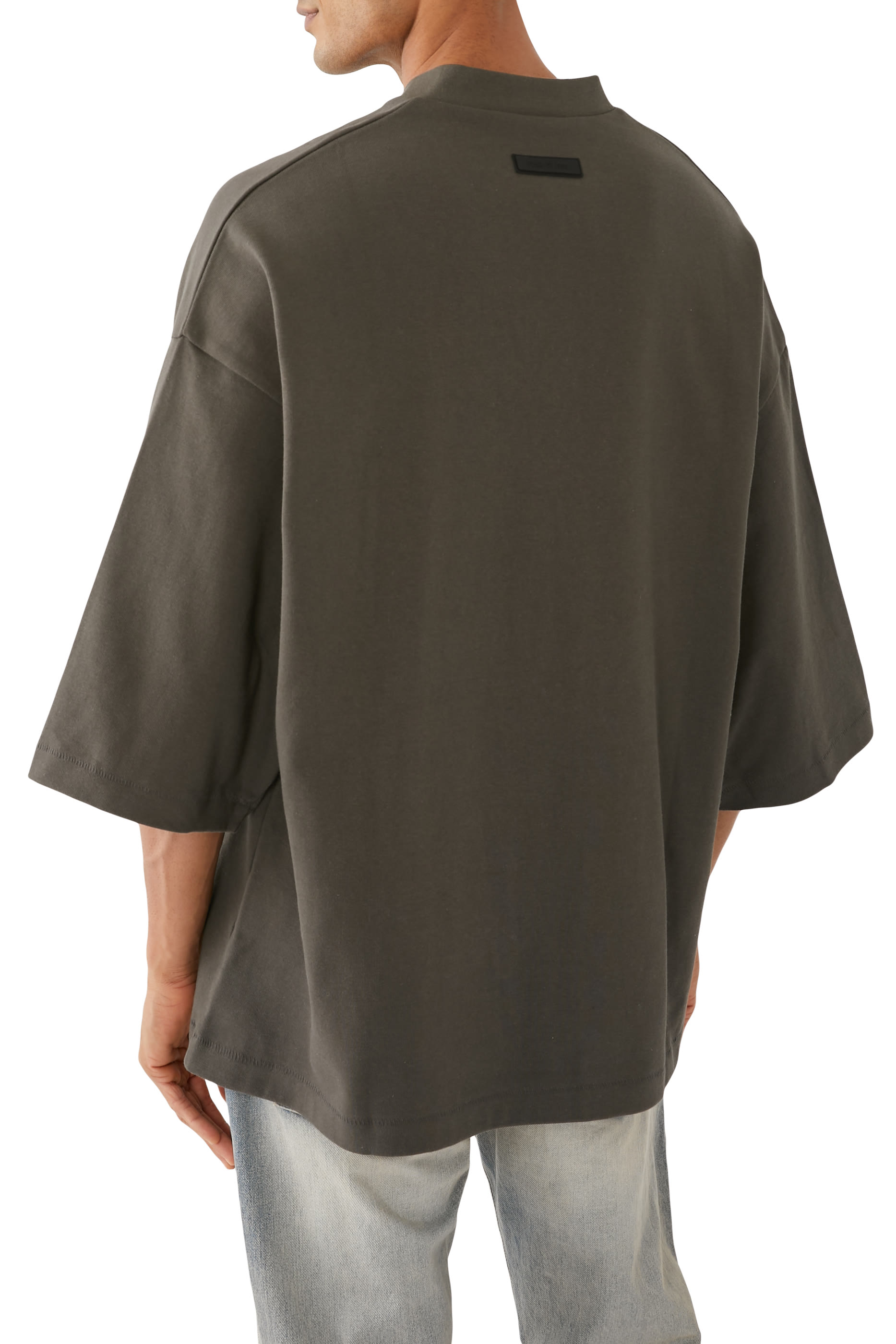 تيشيرت كرة قدم بشعار اسنشالز