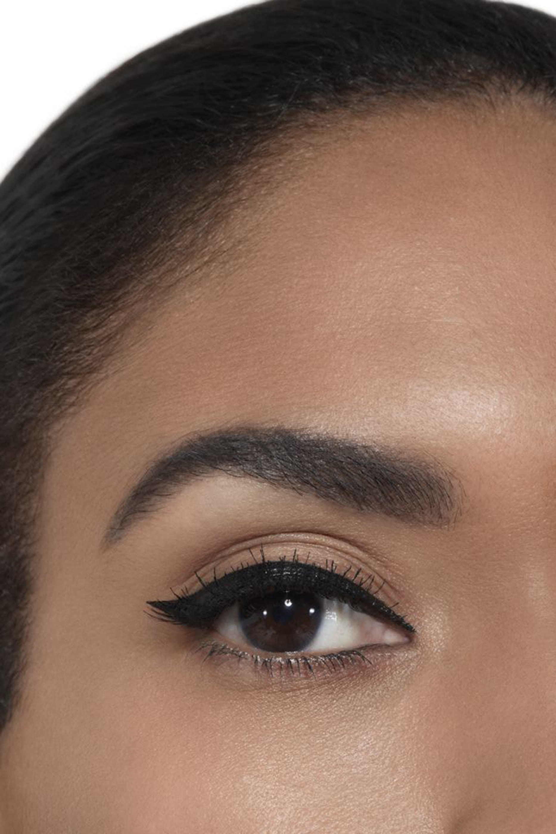 مستحضر سائل فائق الدقة لتحديد محيط العينين، طويل الثبات ومقاوم للماء LE LINER DE CHANEL