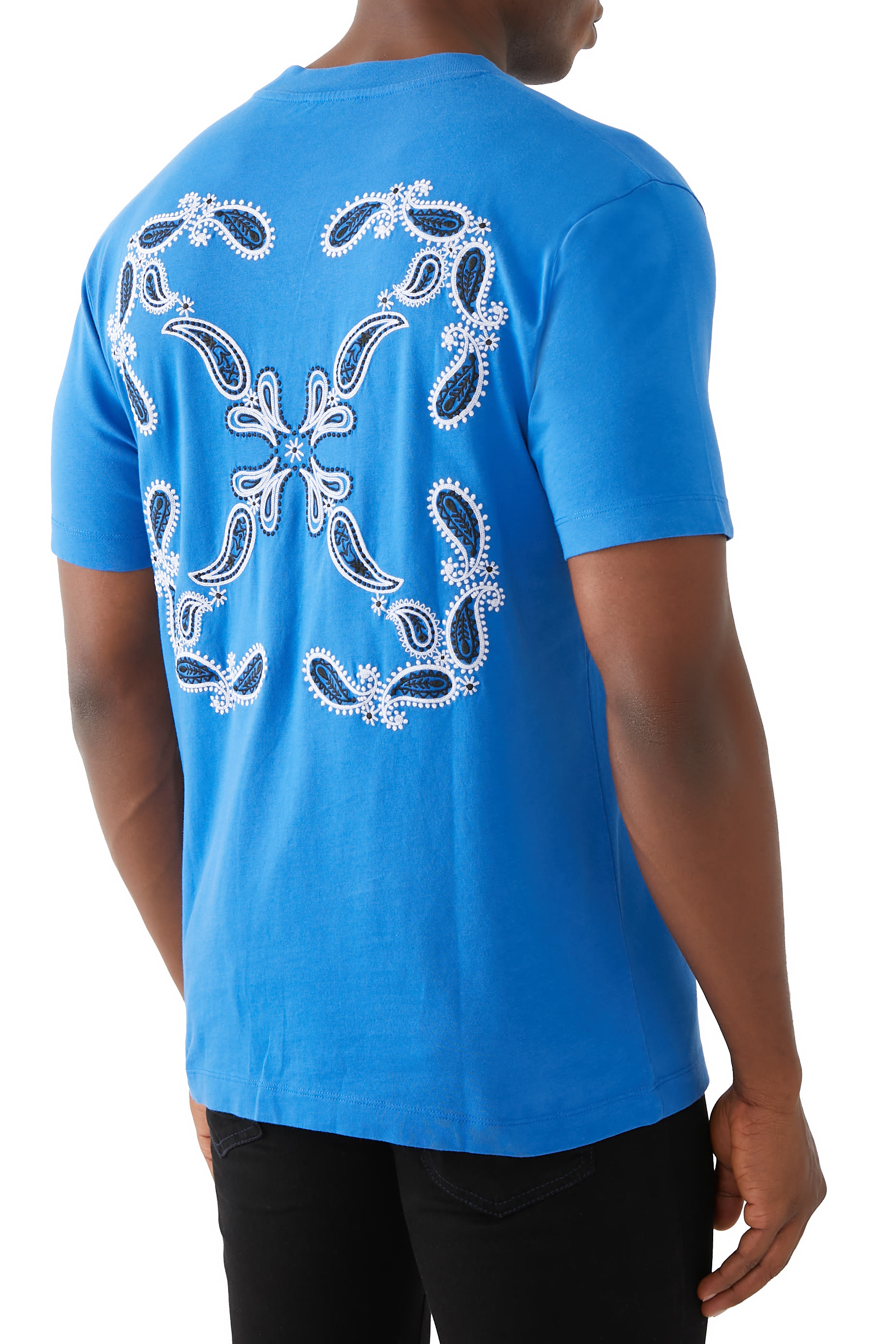 تيشيرت بطبعات باندانا وأسهم