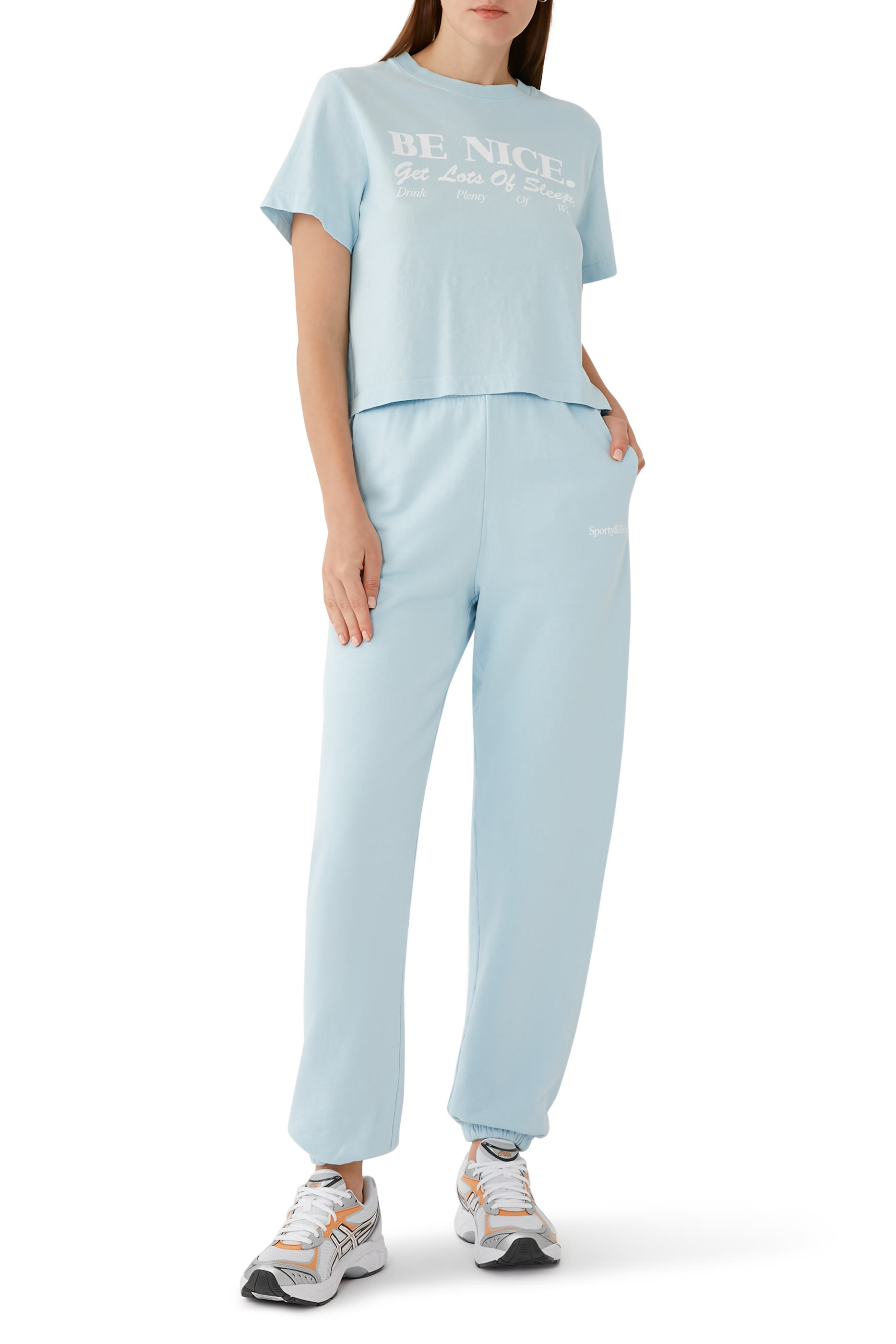 بنطال رياضي بشعار الماركة بخط سيريف