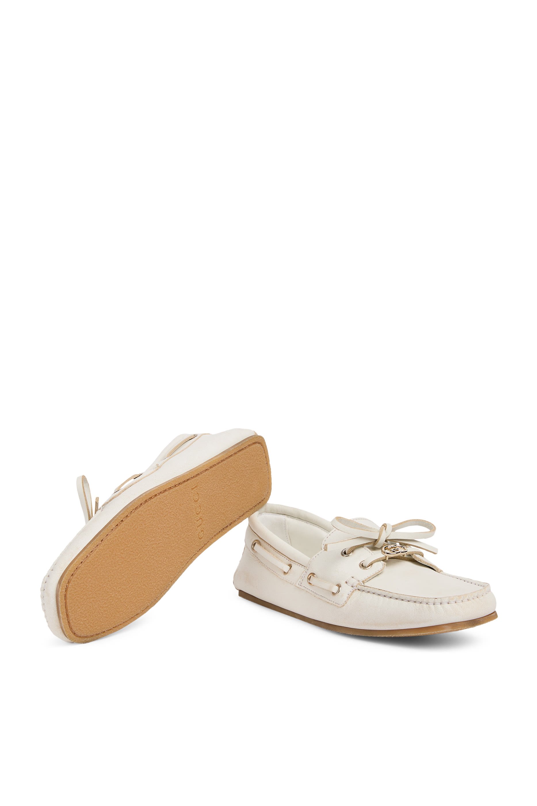 حذاء بوت بتفاصيل شعار الماركة متداخل