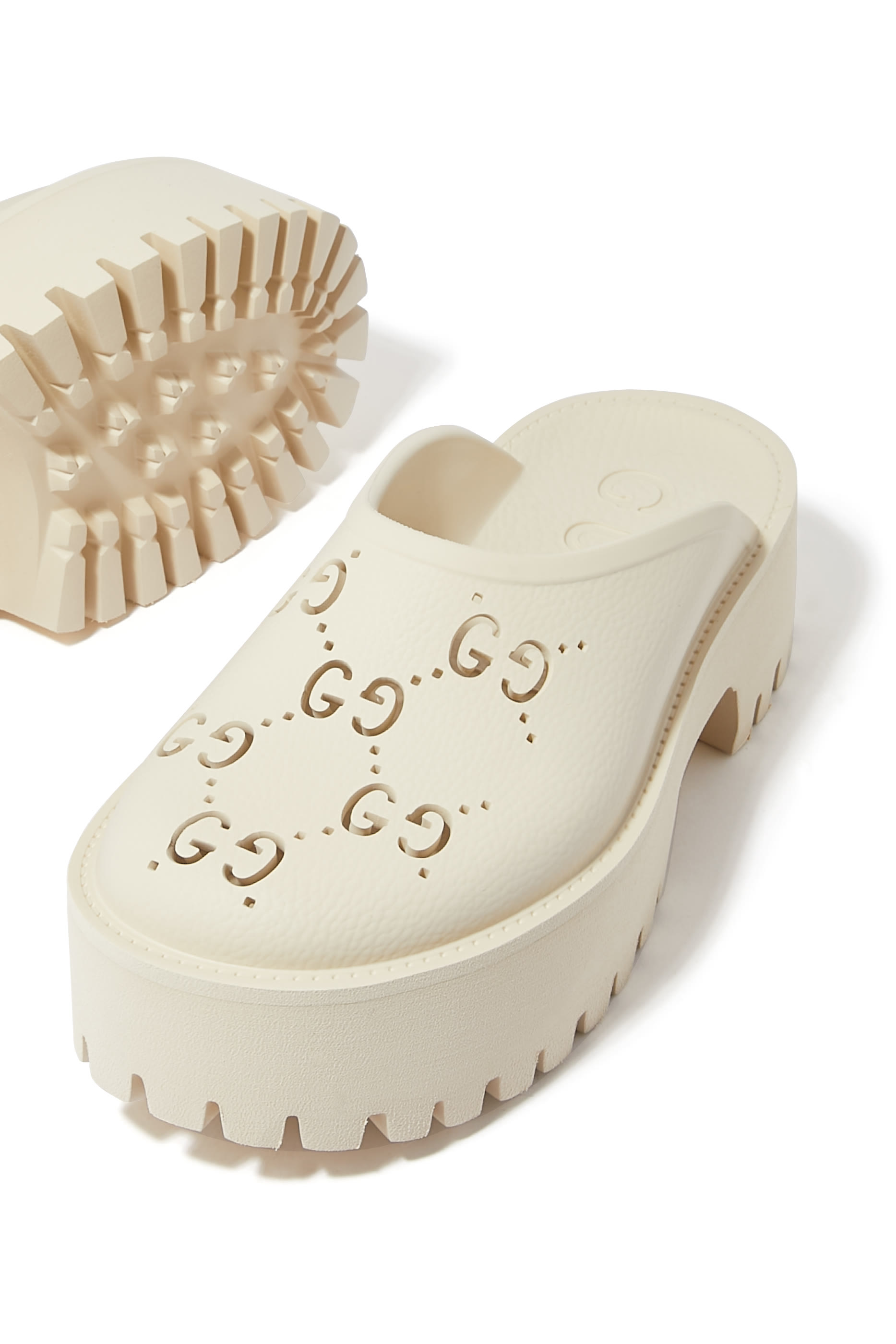 صندل مثقوب بنعل سميك مطاط