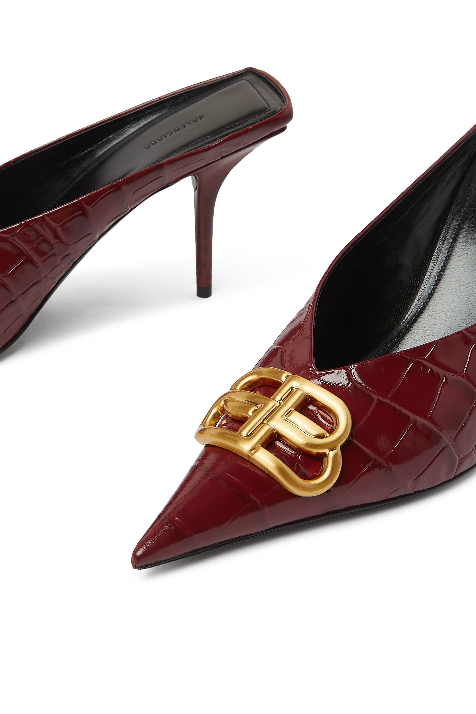 حذاء مفتوح من الخلف 80 بمقدمة مدببة وشعار حرفي الماركة