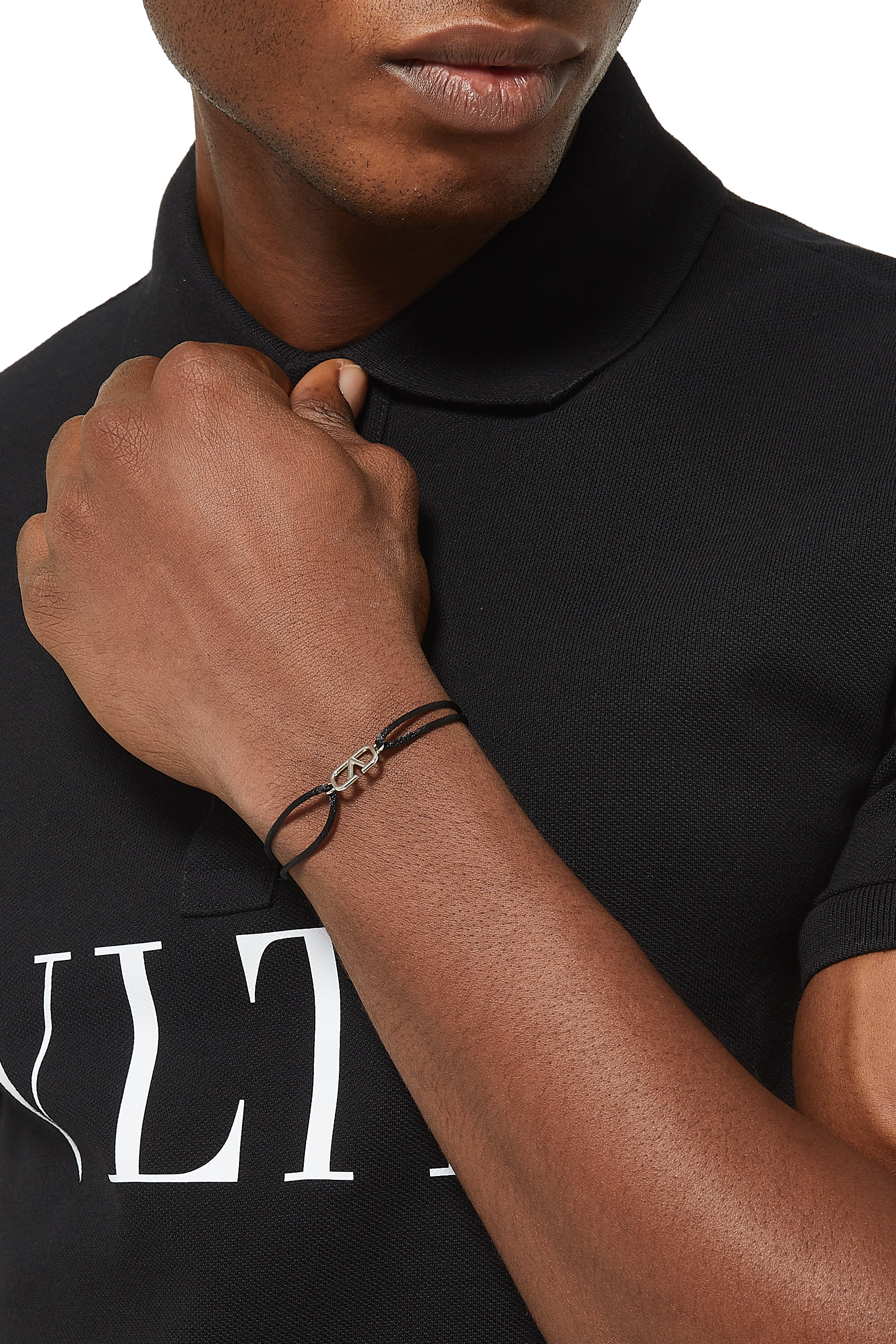 سوار بشعار V المميز للماركة