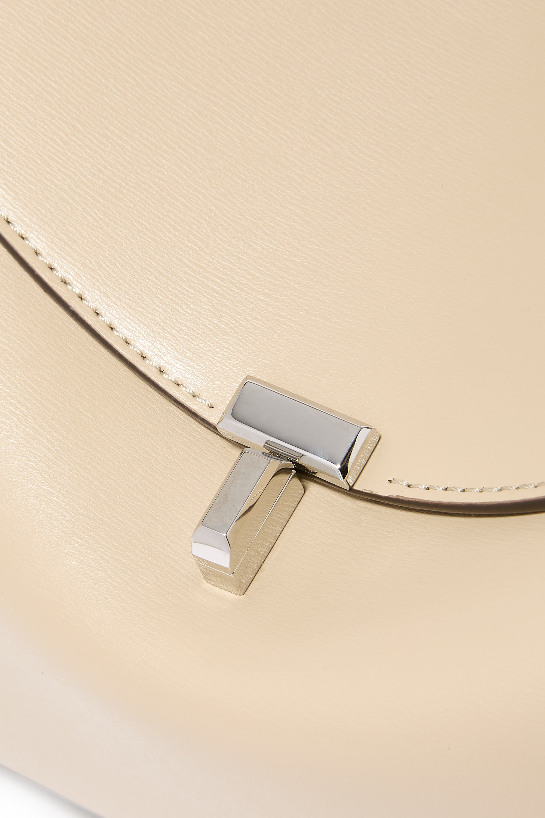 حقيبة يد بإغلاق على شكل حرف T جلد