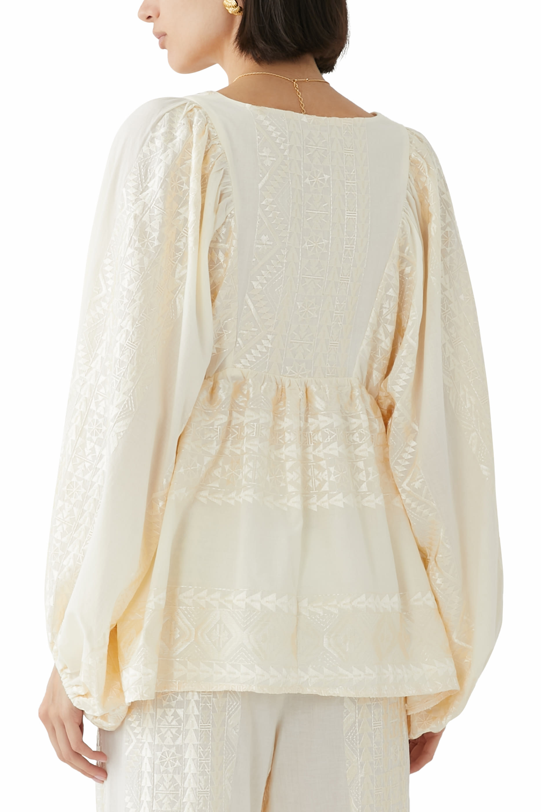 بلوزة بأكمام طويلة