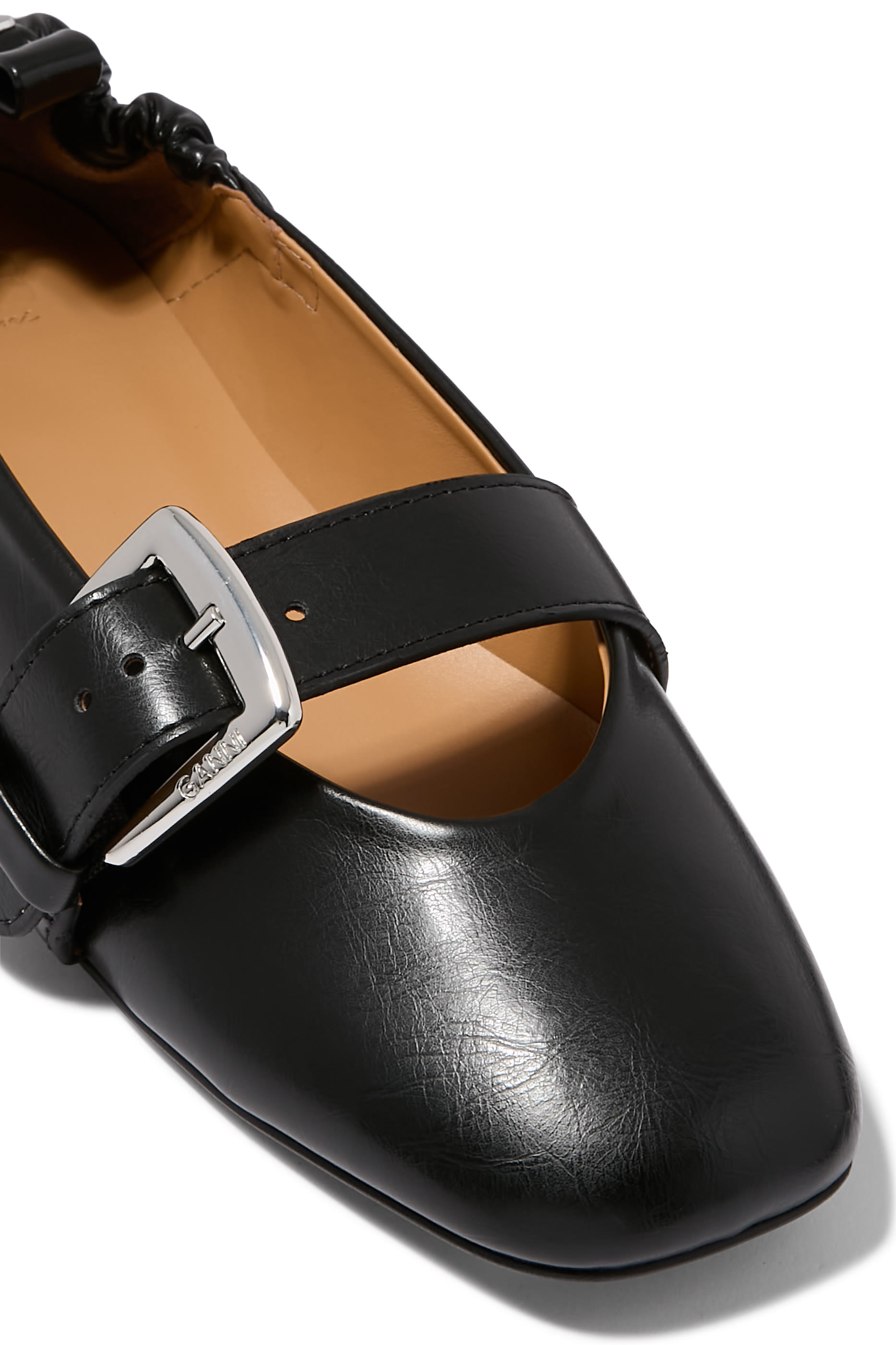 حذاء بالرينا بسير مزين بتفاصيل فراشة