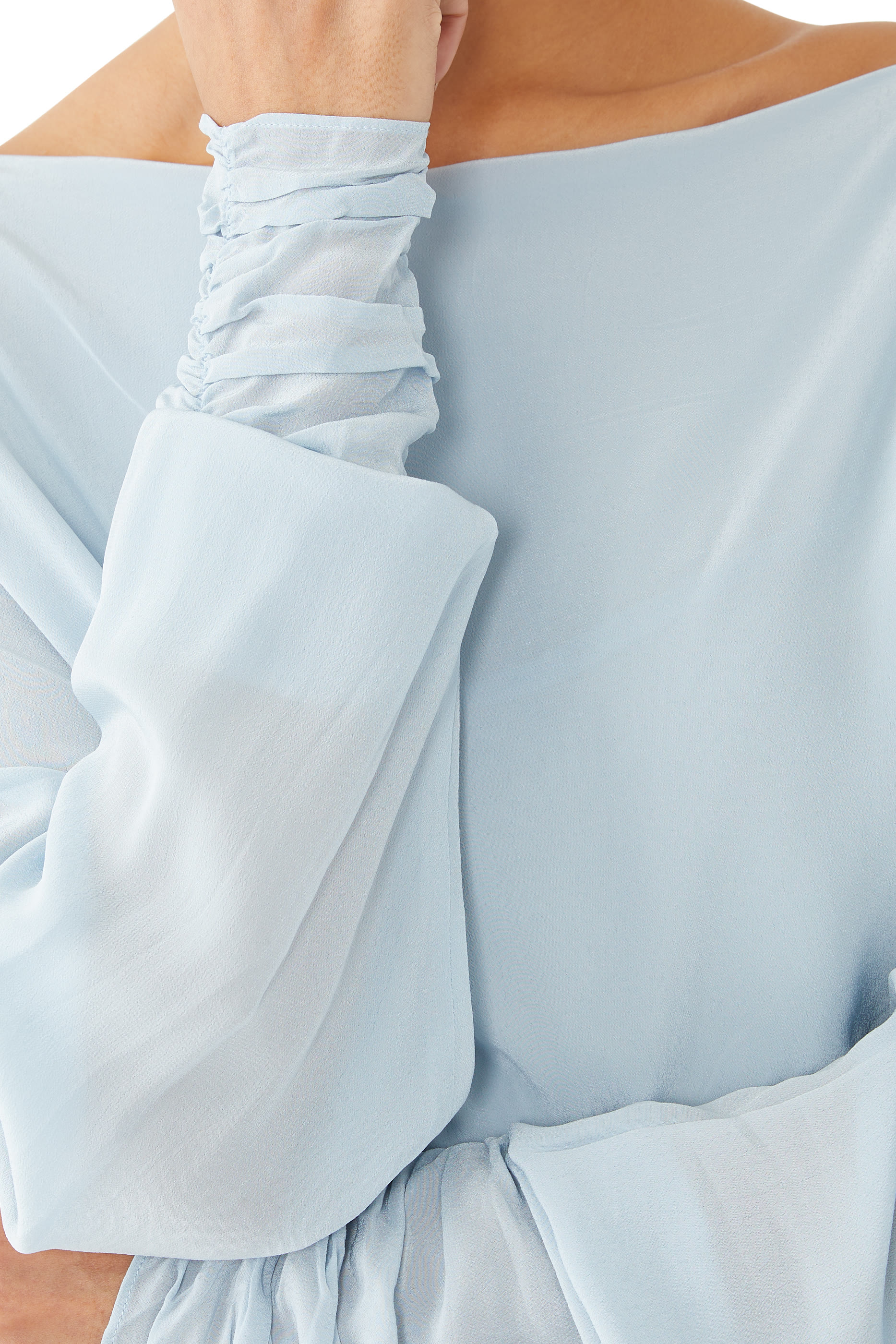 فستان طويل بأكمام طويلة