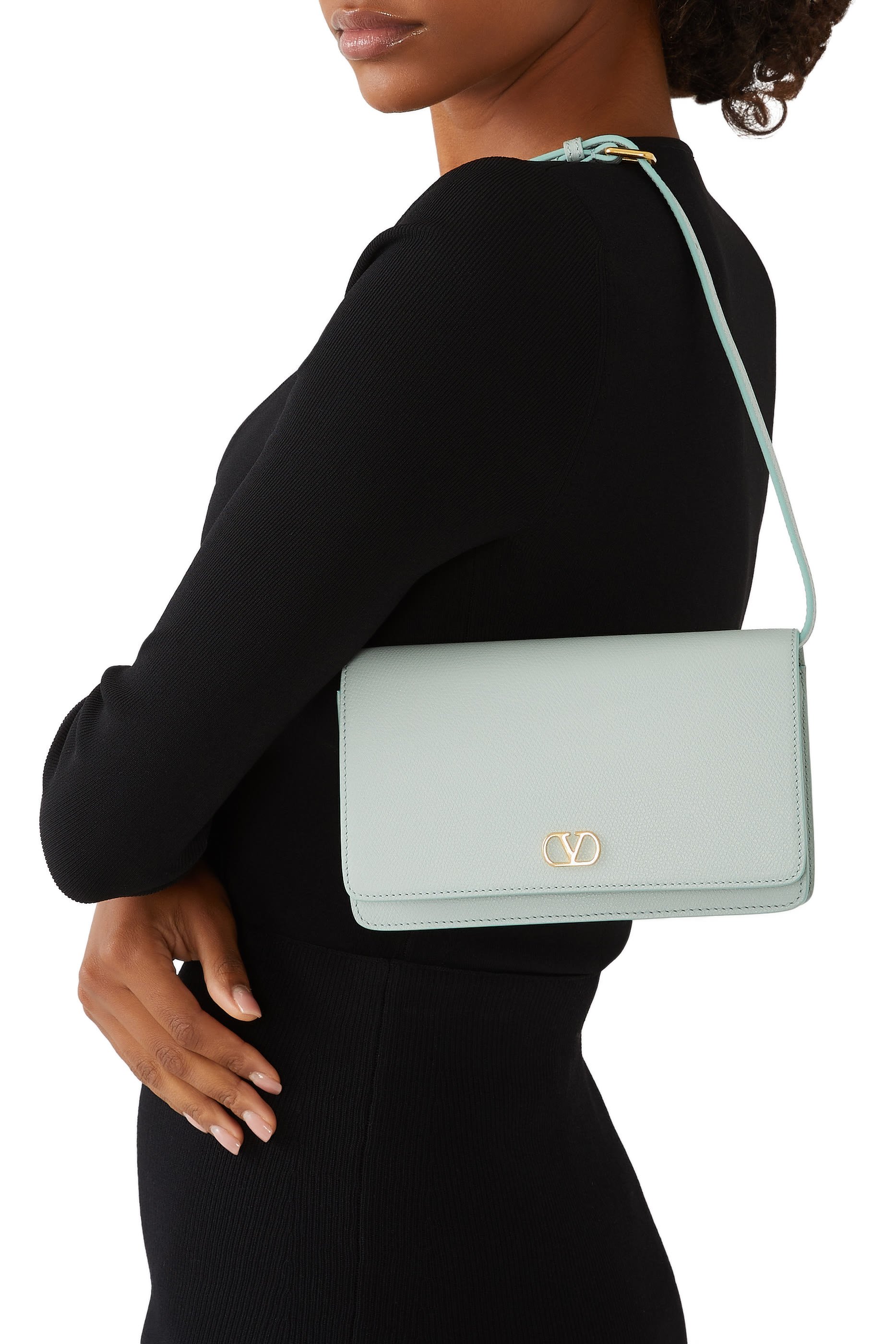 محفظة بحمالة وشعار الماركة