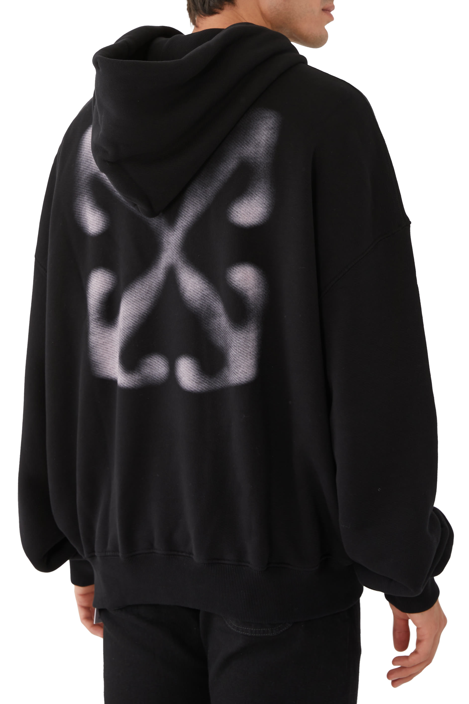 هودي مطرز بشعار الأسهم