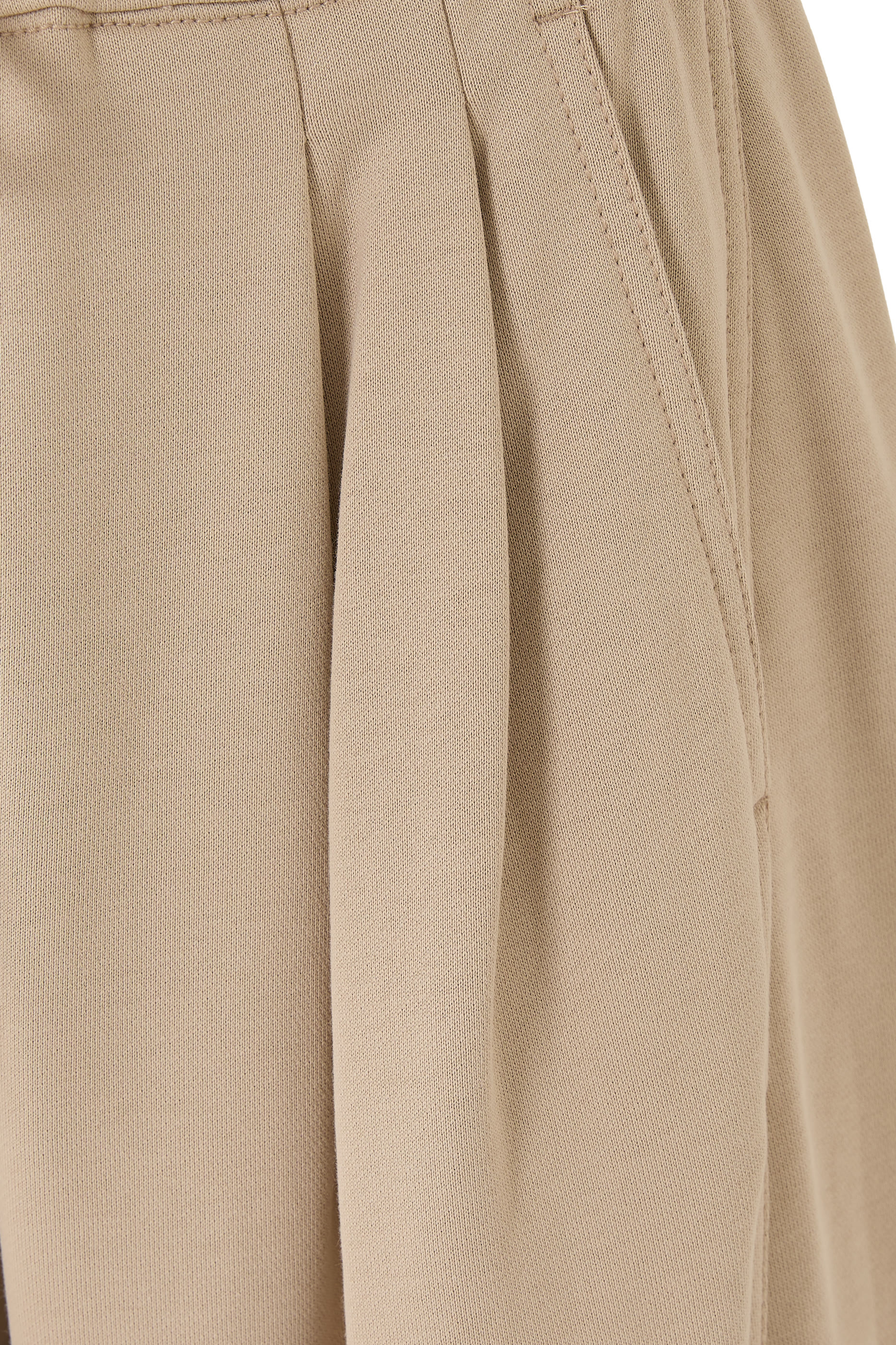 بنطال رياضي قصير بقصة ساق مقوسة