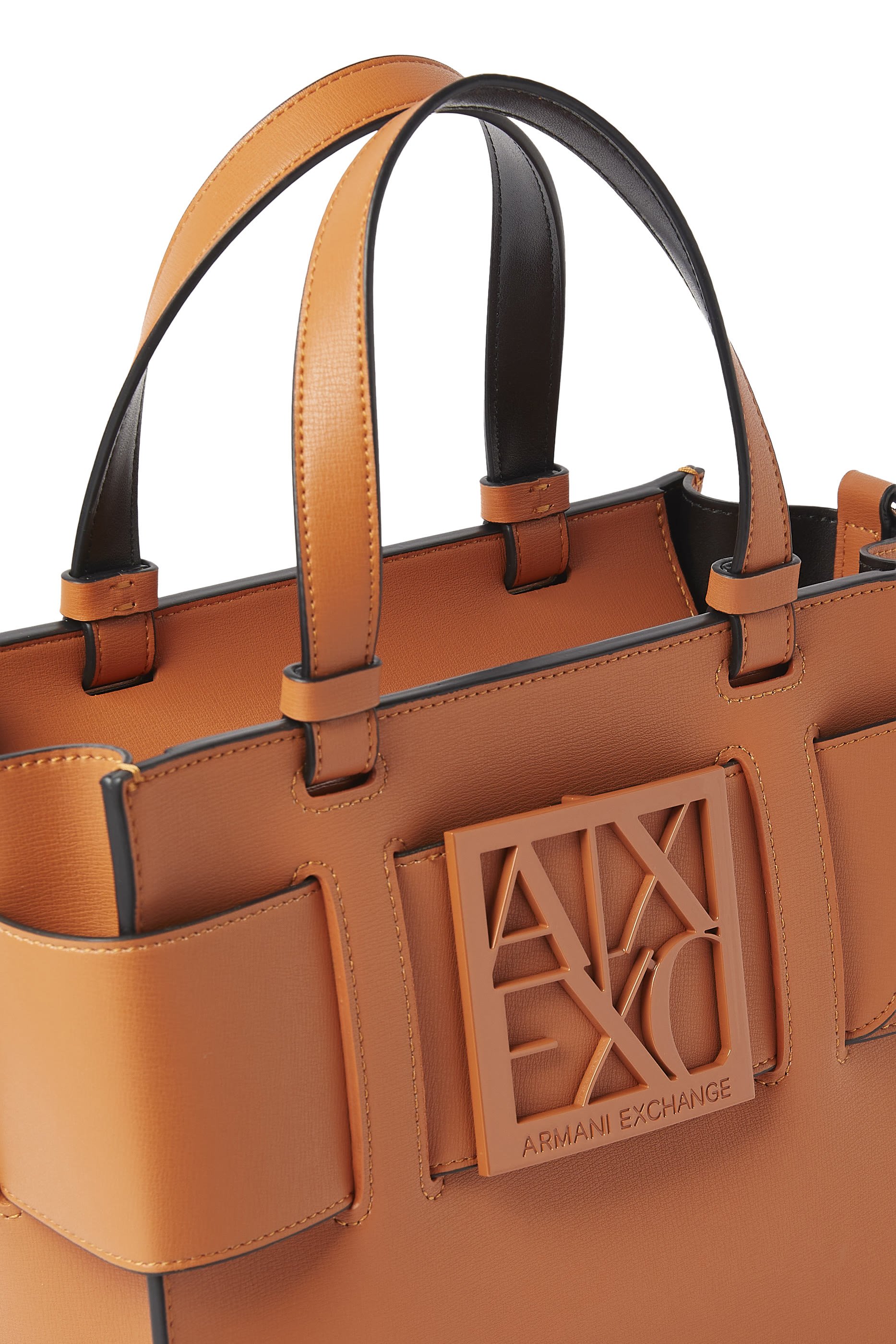 حقيبة يد مزينة بشعار الماركة