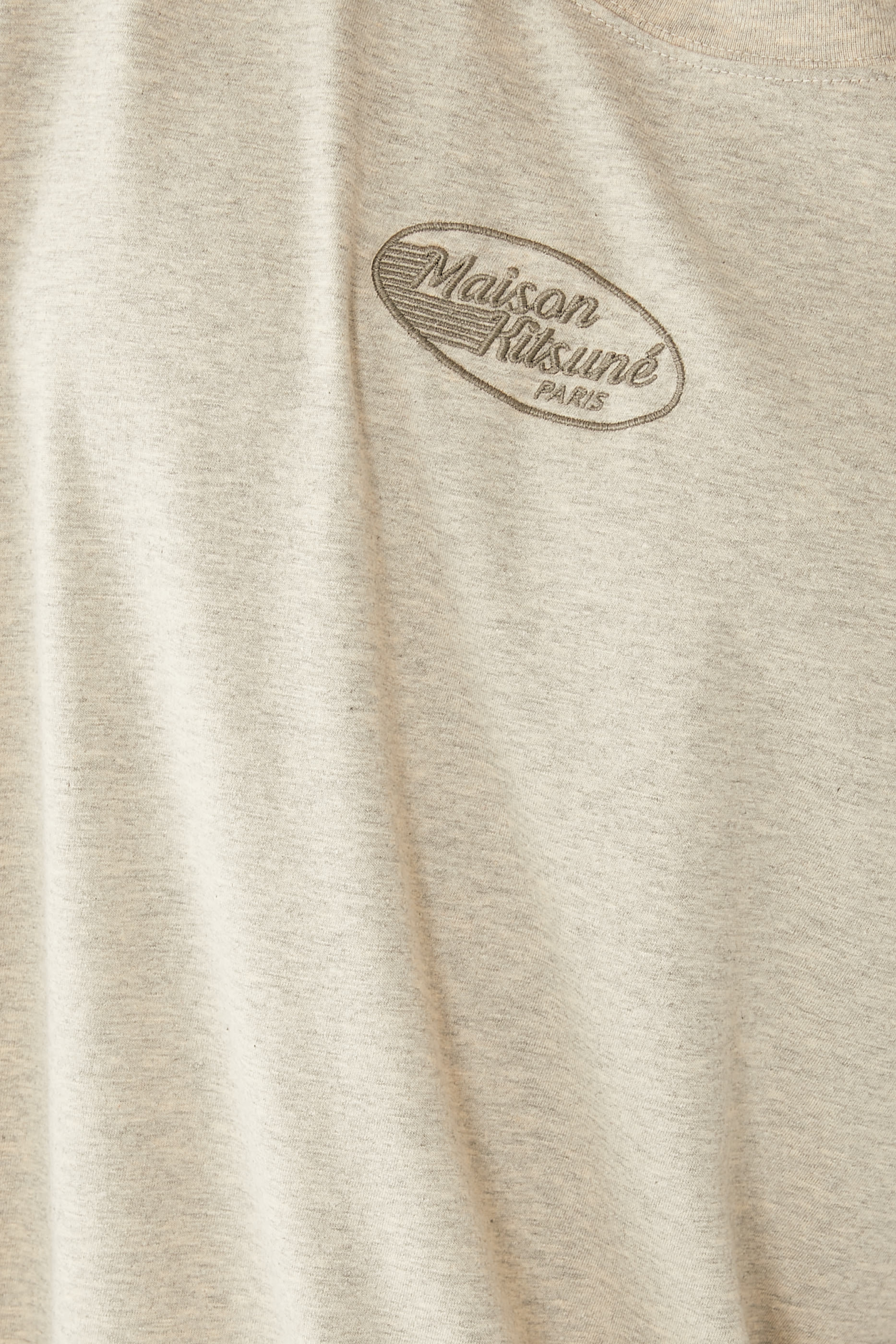 تيشيرت بقصة واسعة وطبعة علامة