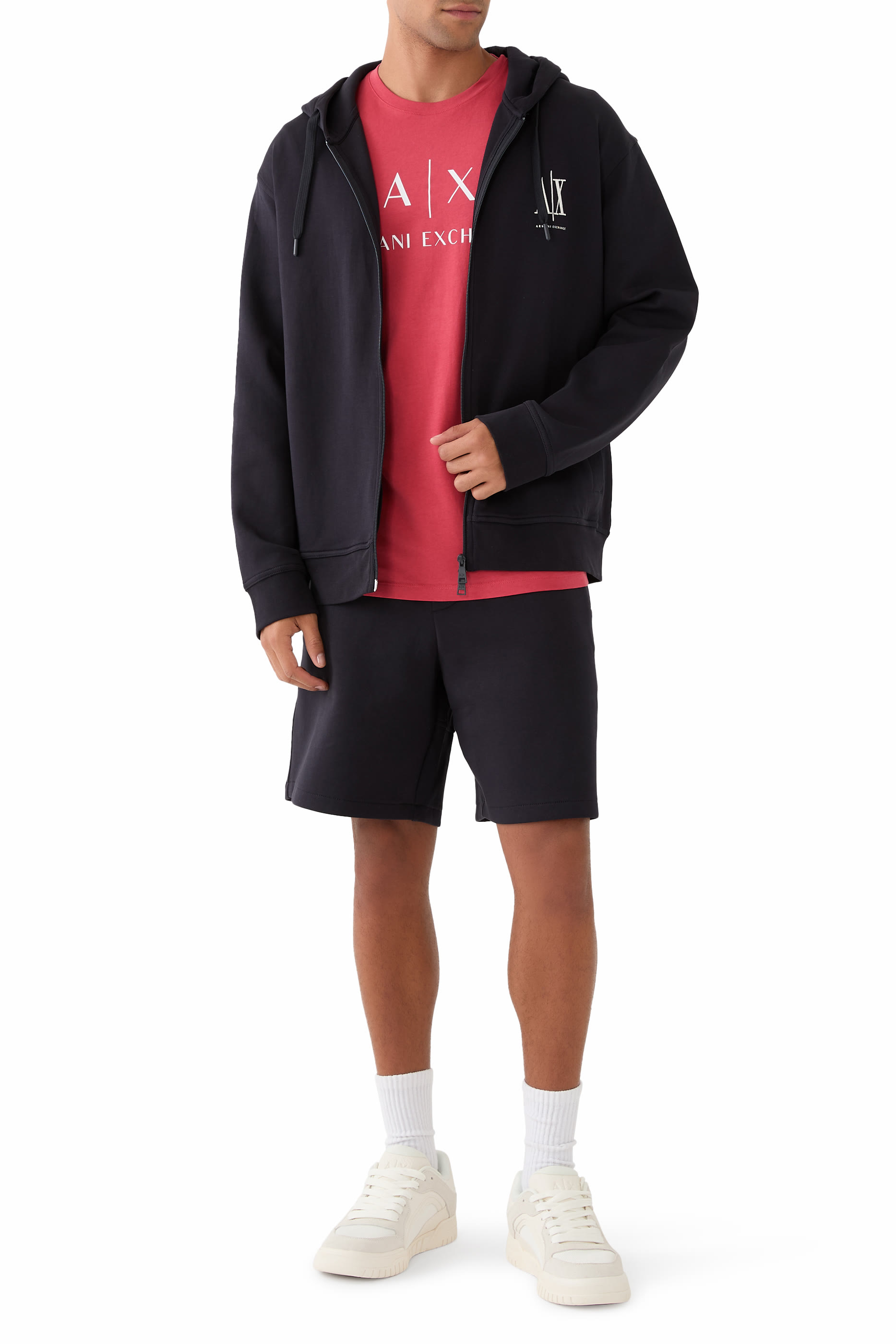 تيشيرت بشعار الماركة بقصة ضيقة جرسيه