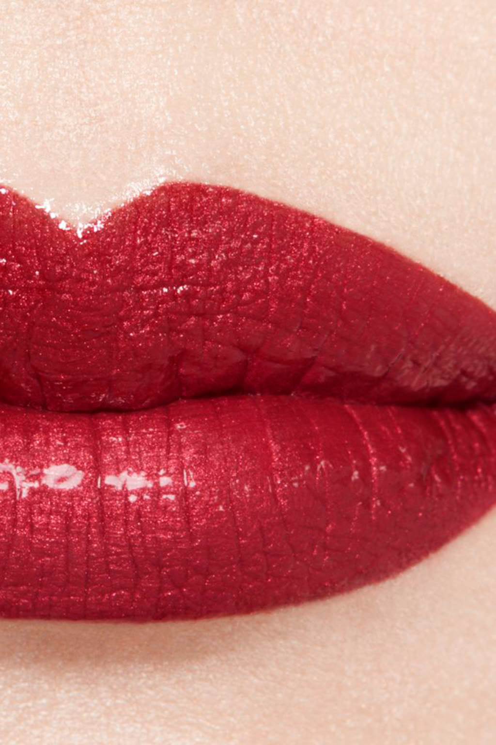 أحمر شفاه مرطب ومعزز للامتلاء. لمعان ولون طويل الثبات مكثف ROUGE COCO BLOOM
