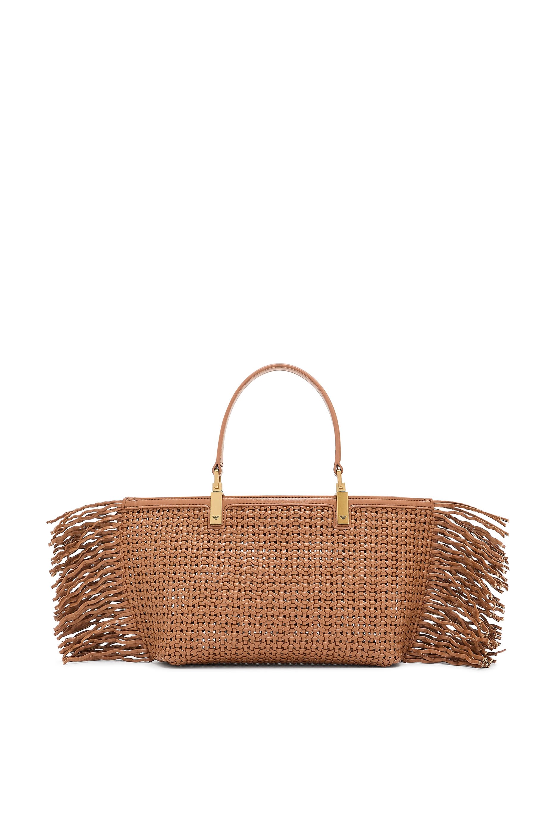 حقيبة يد بتصميم مضفر وتفاصيل شراشيب