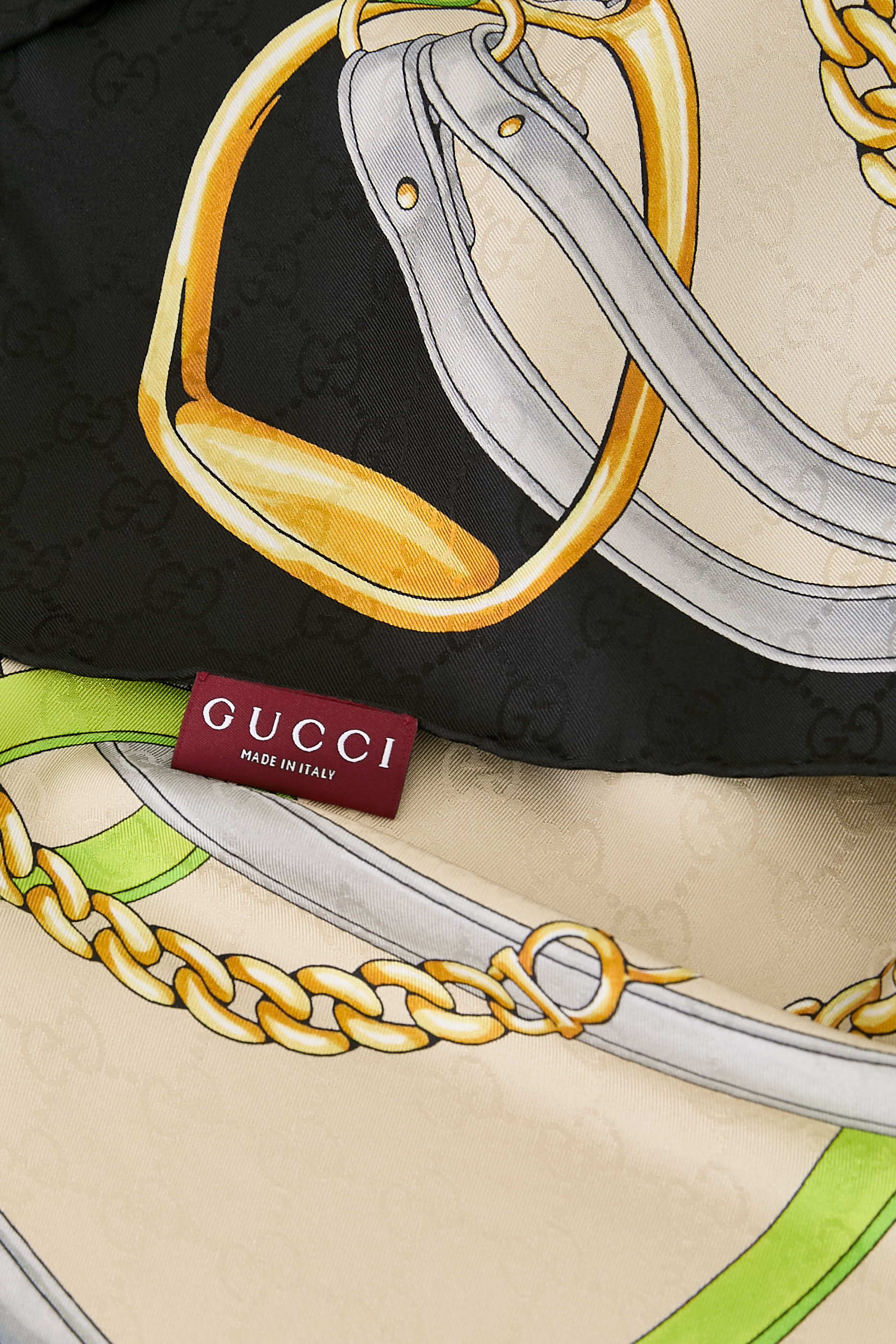 وشاح مربع بنقشة حرير