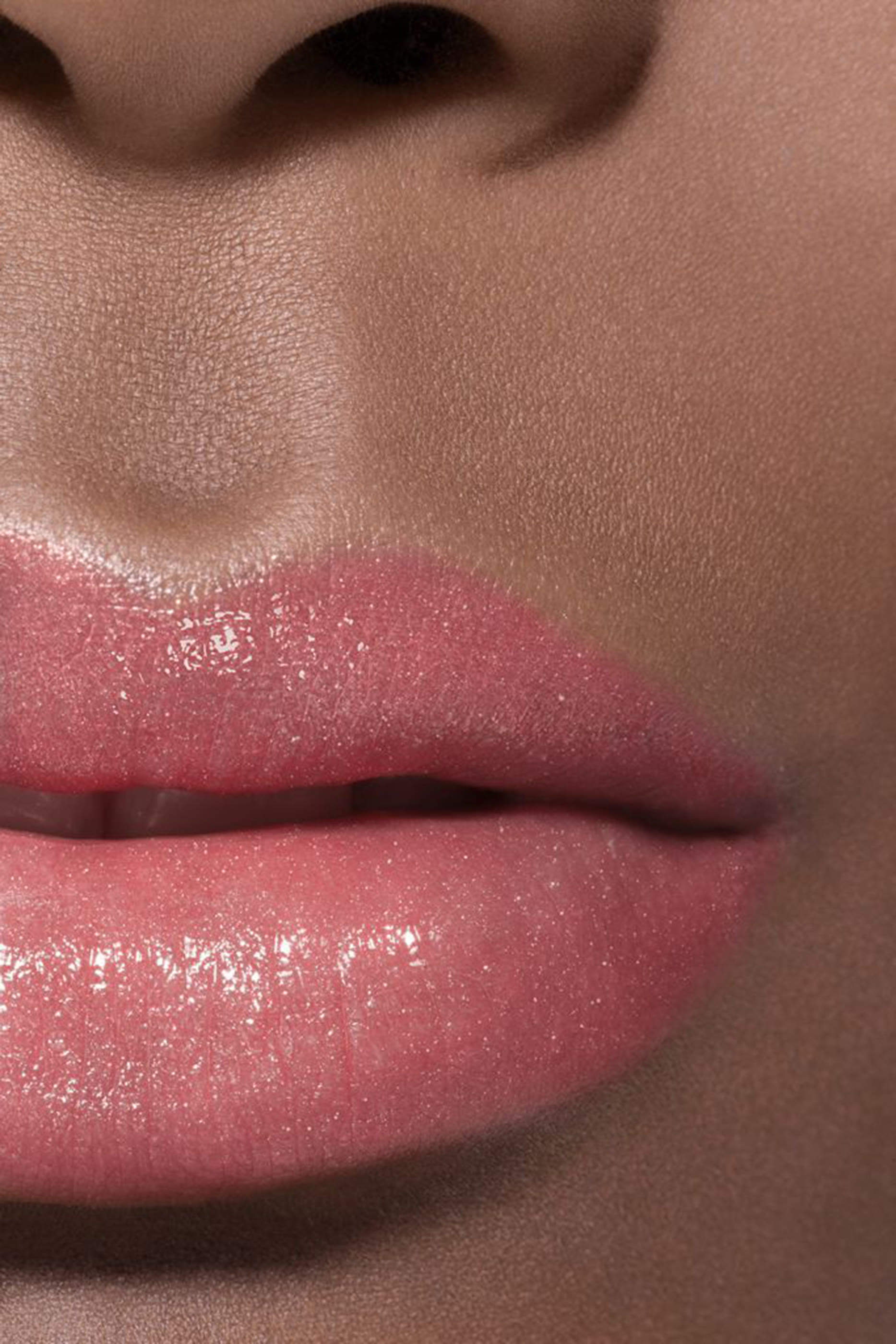 CHANEL ROUGE COCO BAUME بلسم بأصباغ مرطّب، بكثافة قابلة للزيادة لشفاه أكثر جمالًا يومًا بعد يوم.