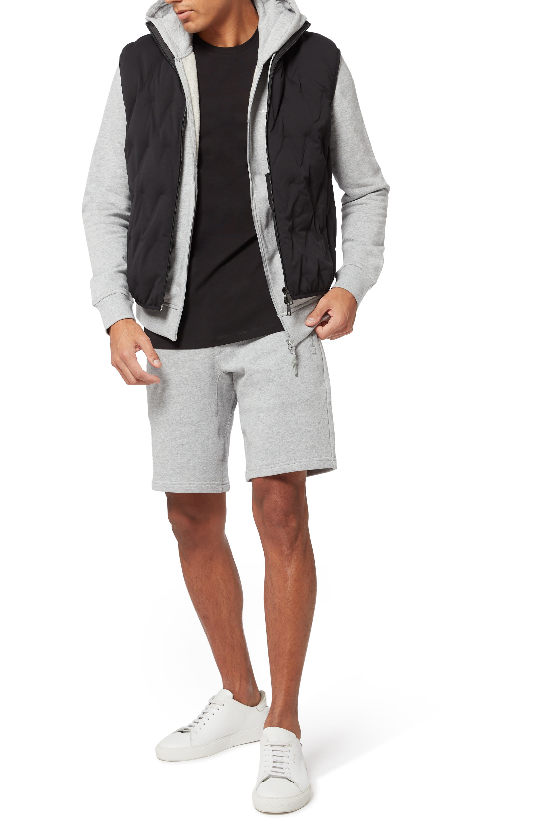 تيشيرت بشعار الماركة بتصميم دائري