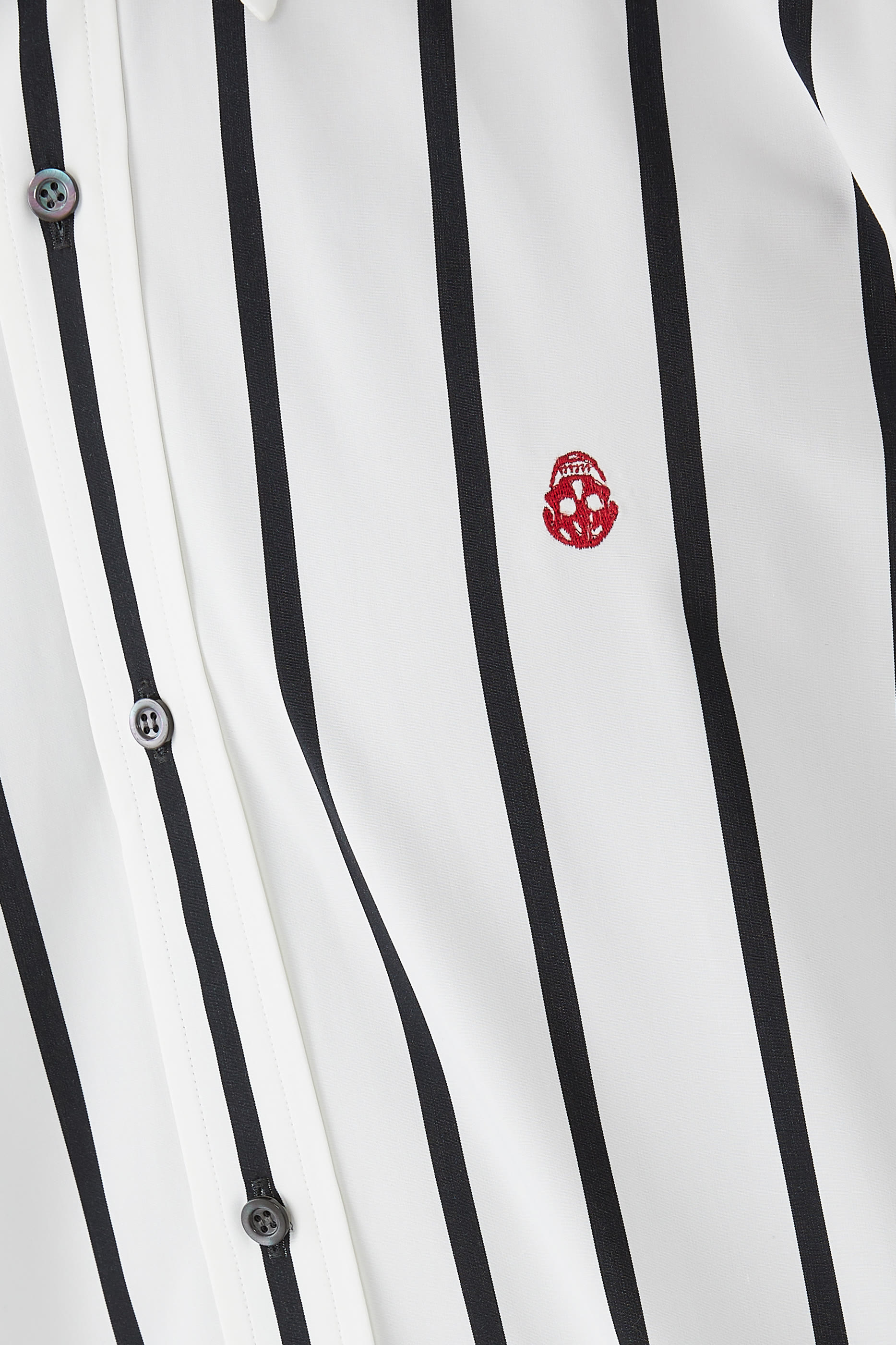 قميص مخطط بتطريز جمجمة