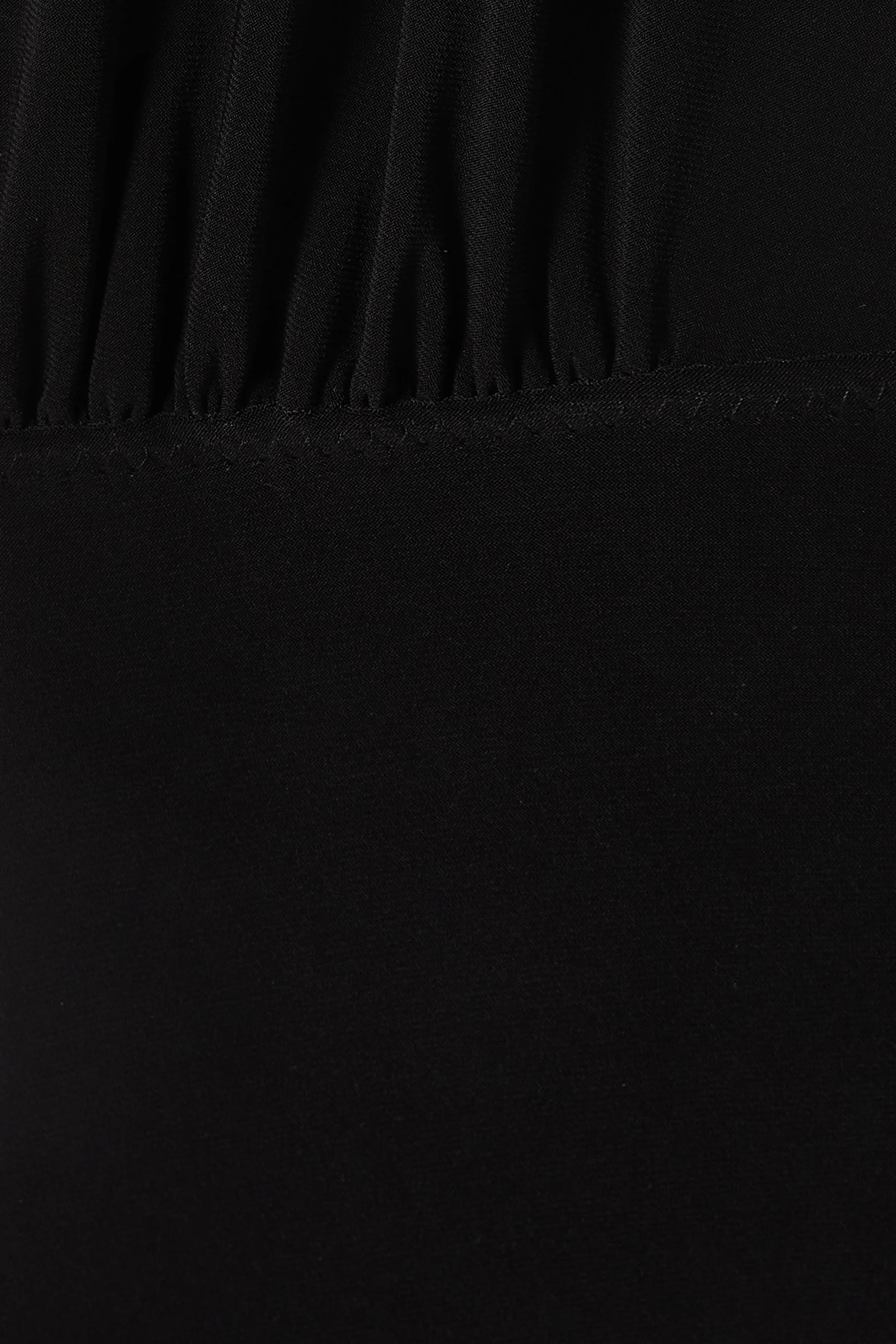 لباس سباحة قطعة واحدة برباط حول الرقبة وظهر مكشوف