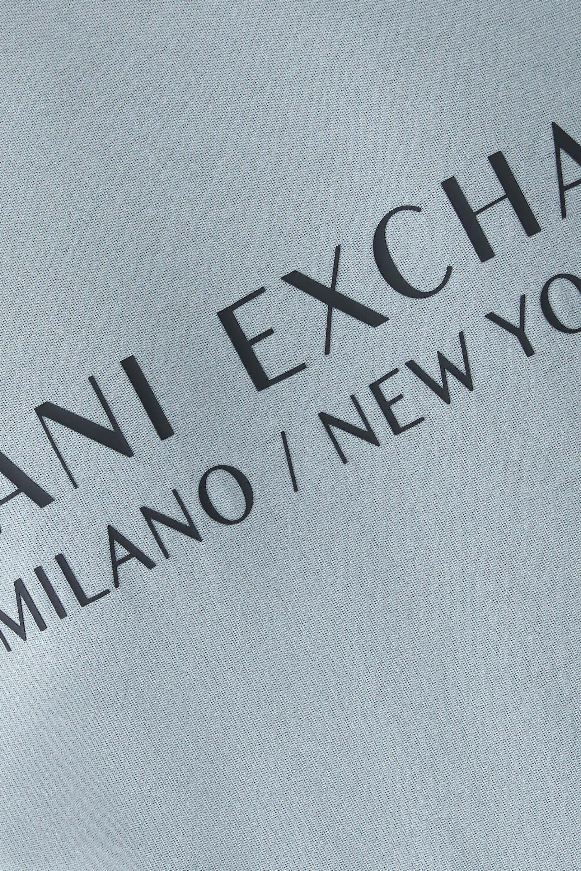 تيشيرت بشعار الماركة بقصة عادية