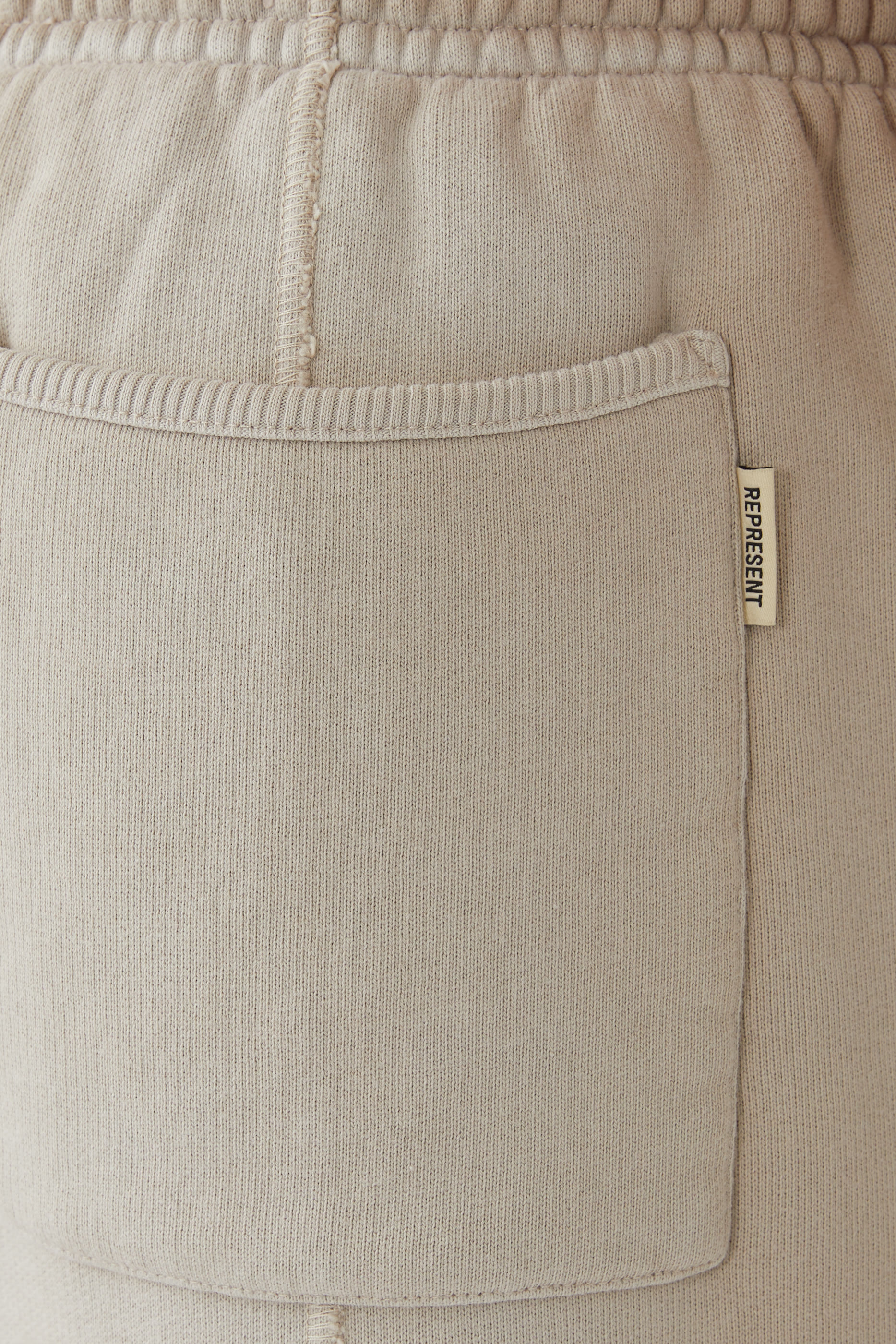 بنطال رياضي بحواف مائلة