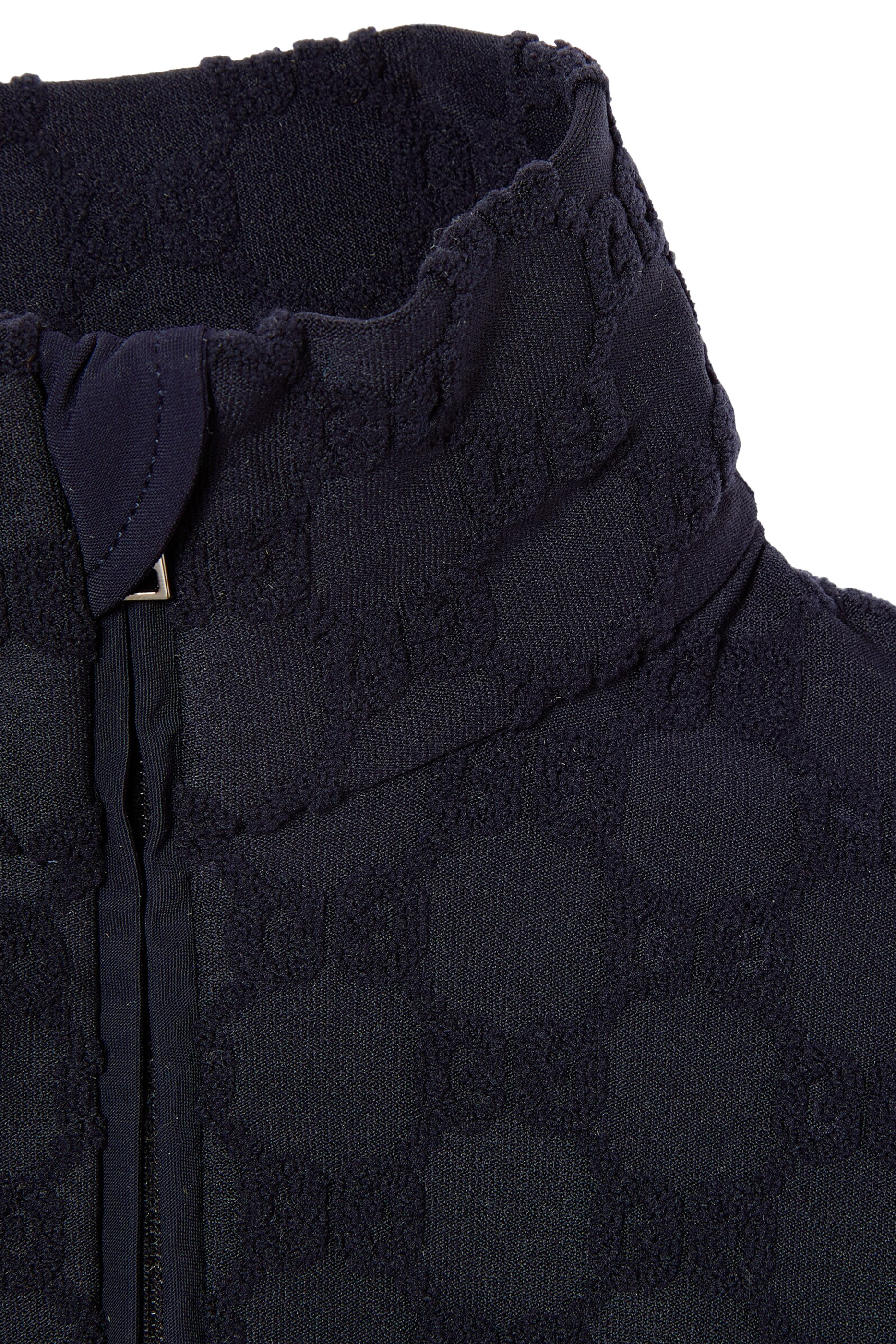 تيشيرت بنقشة حرفي شعار الماركة قماش تيري