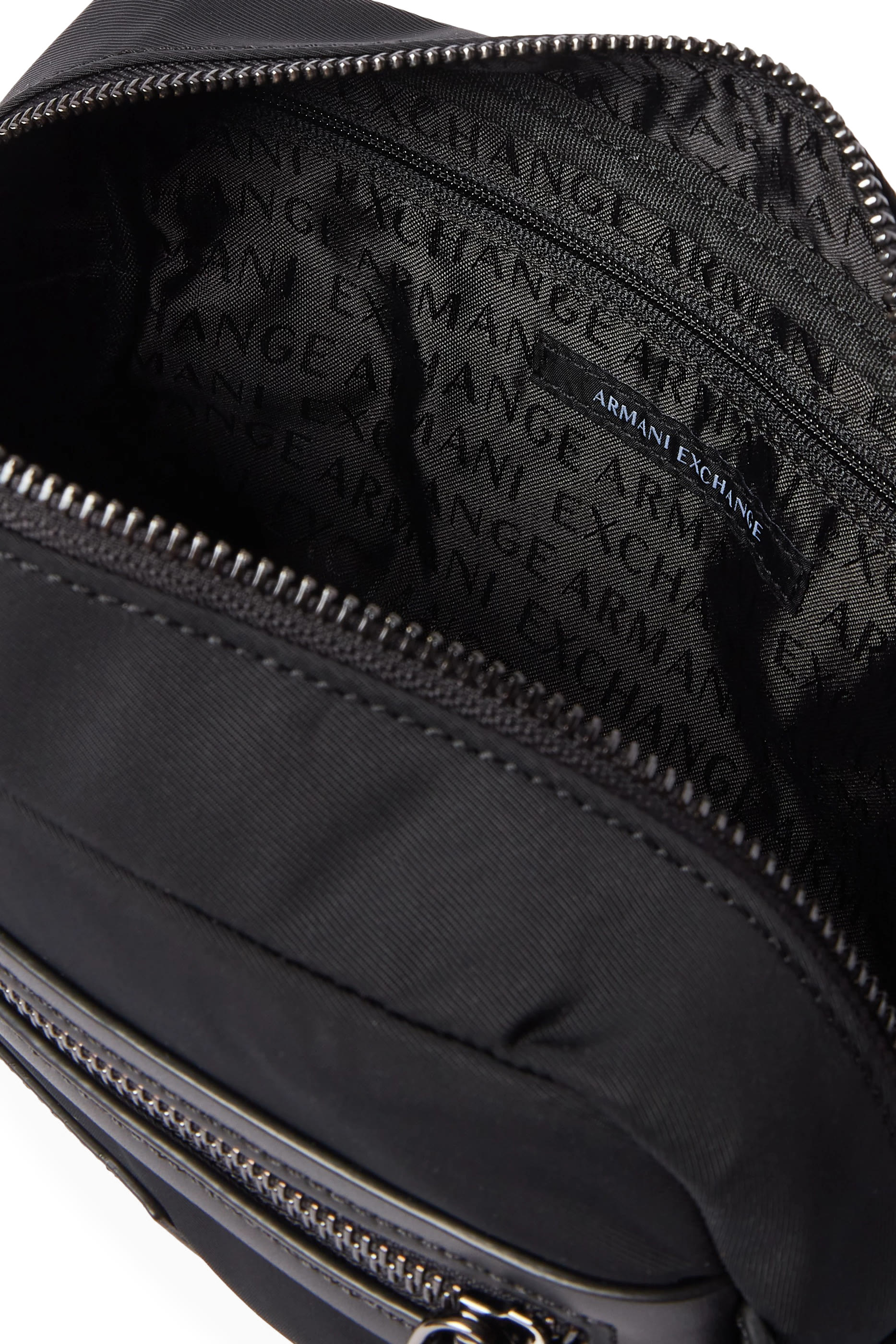 حقيبة مستحضرات عناية شخصية بسحاب وشعار الماركة