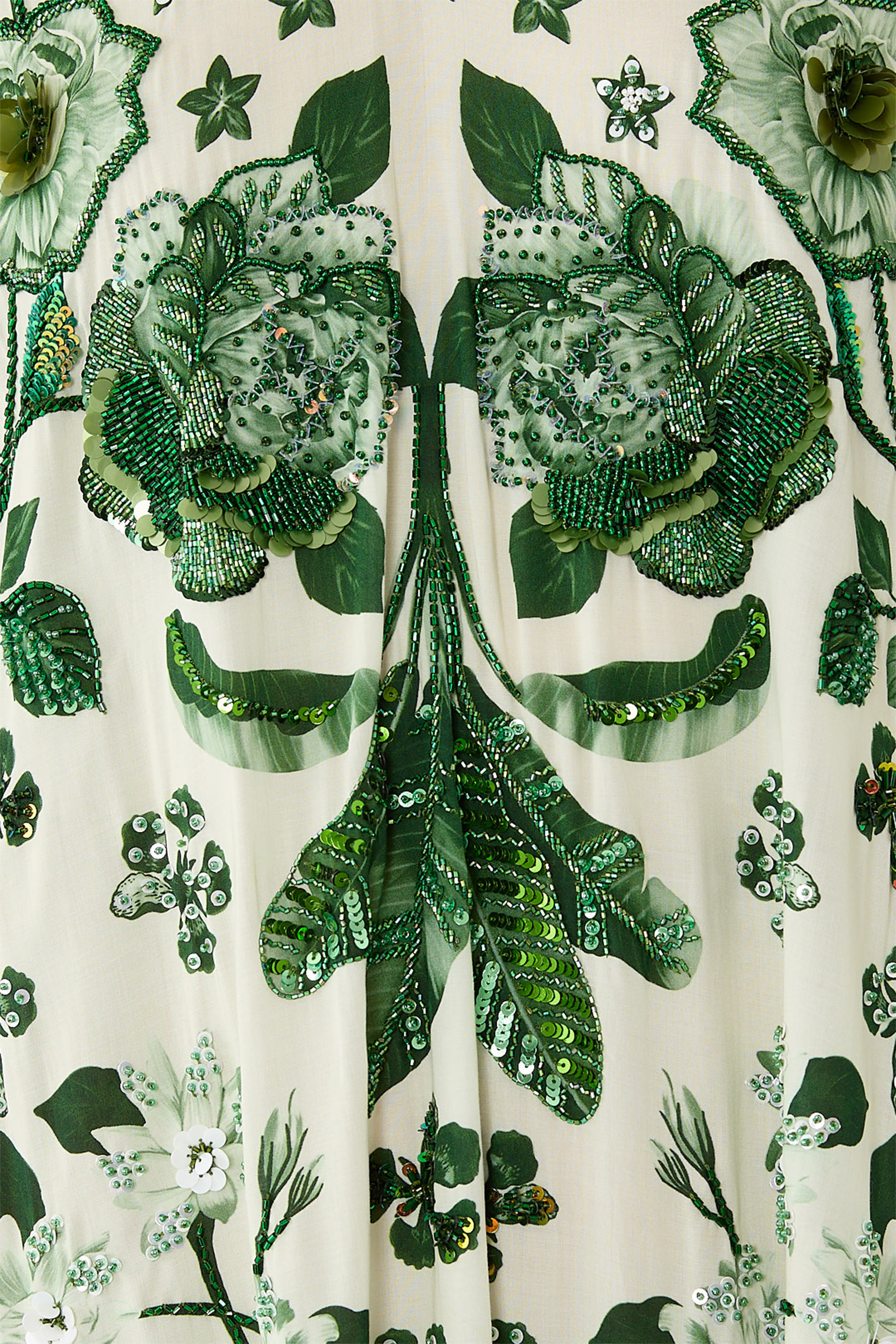 قفطان بأكمام بتصميم جناح الخفاش وتطريز يدوي بخرز