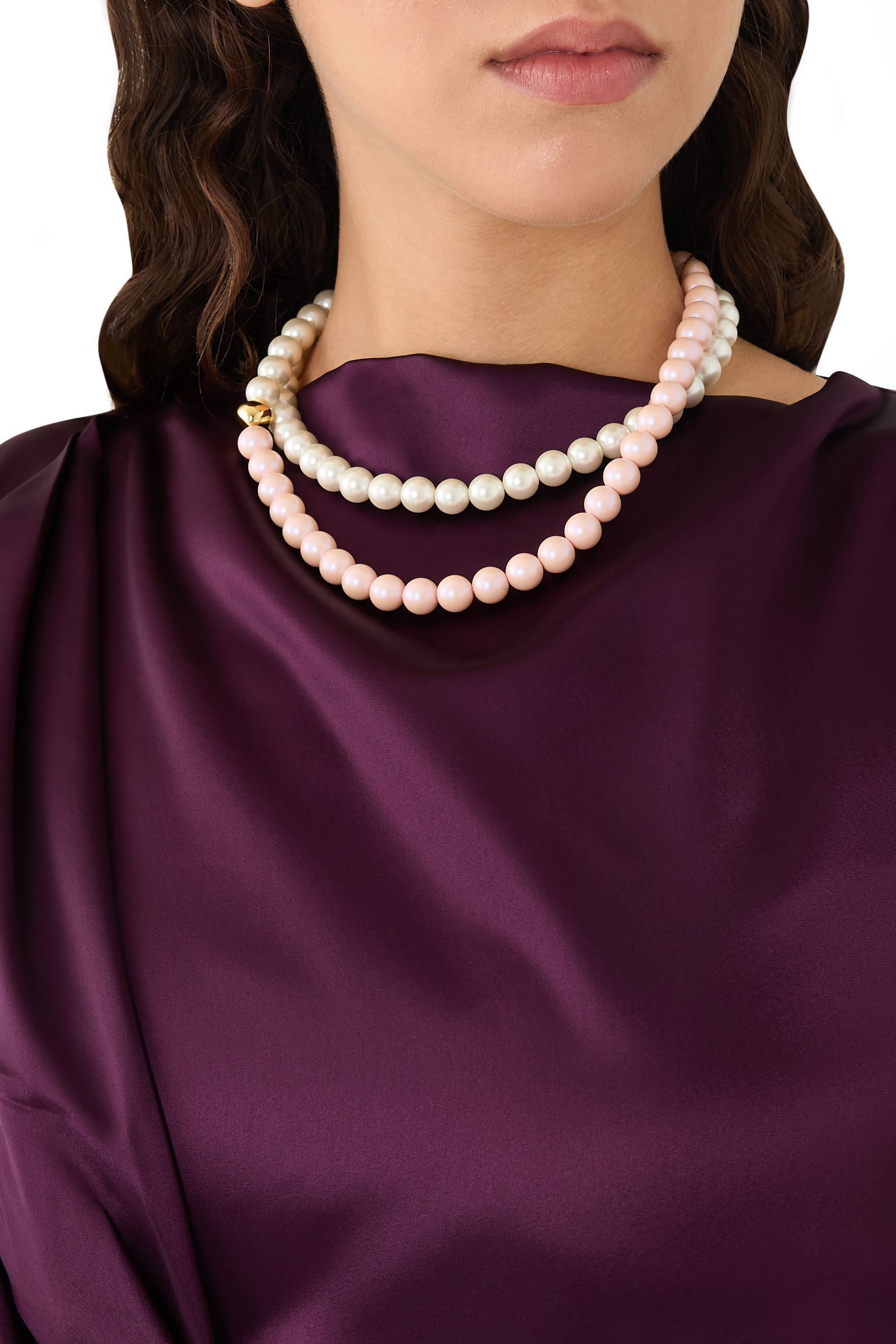 قلادة بلونين، معدن مطلي ومينا