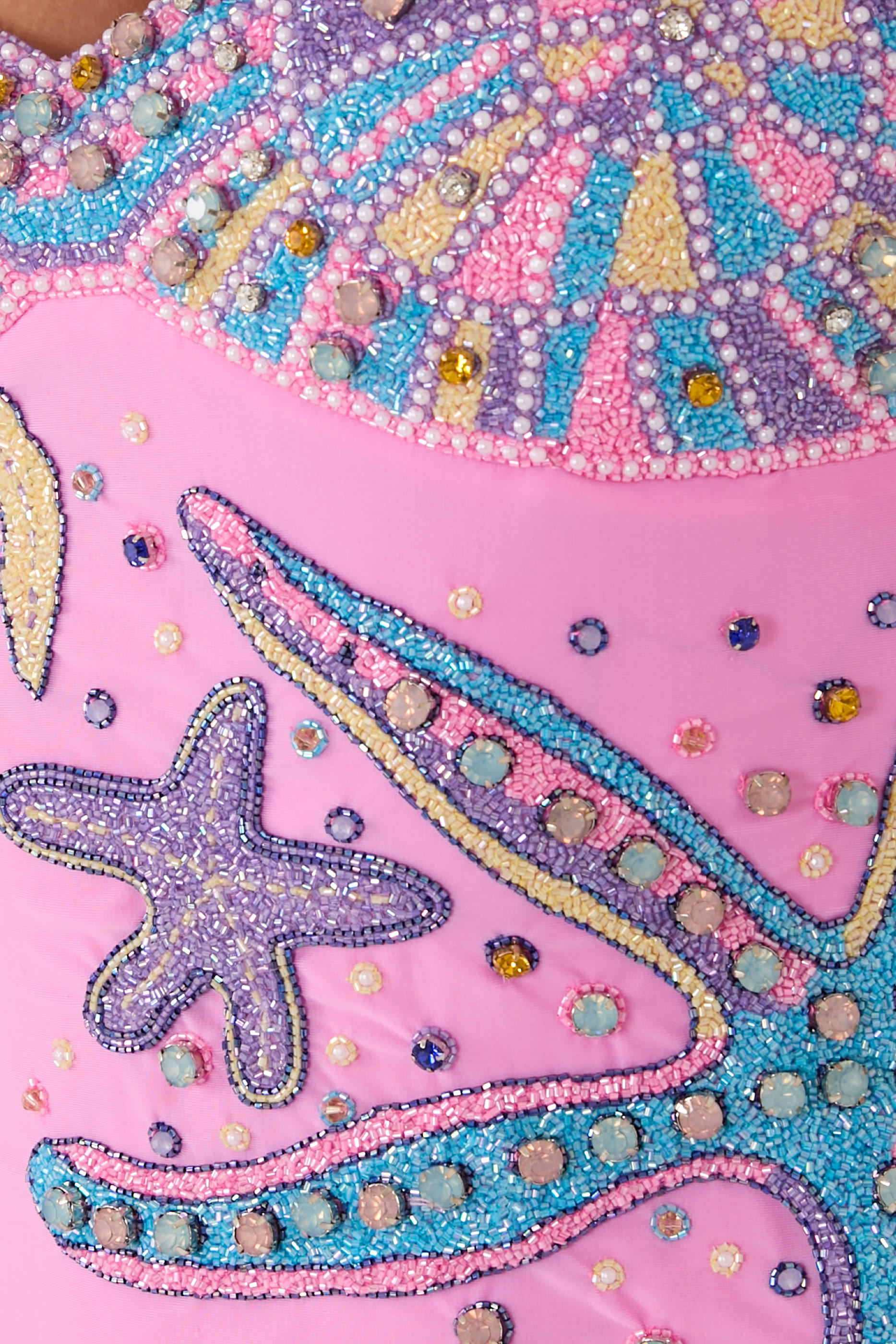 فستان قصير بتطريز صدفات