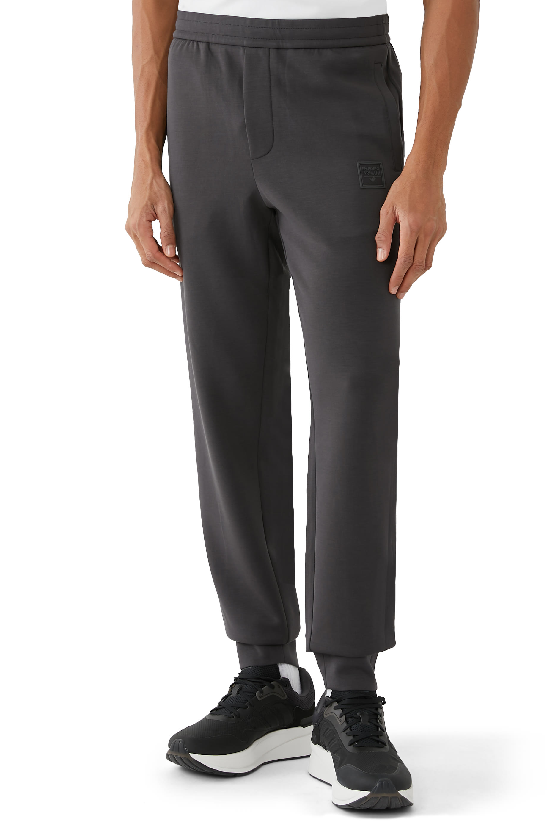 بدلة رياضية بشعار الماركة