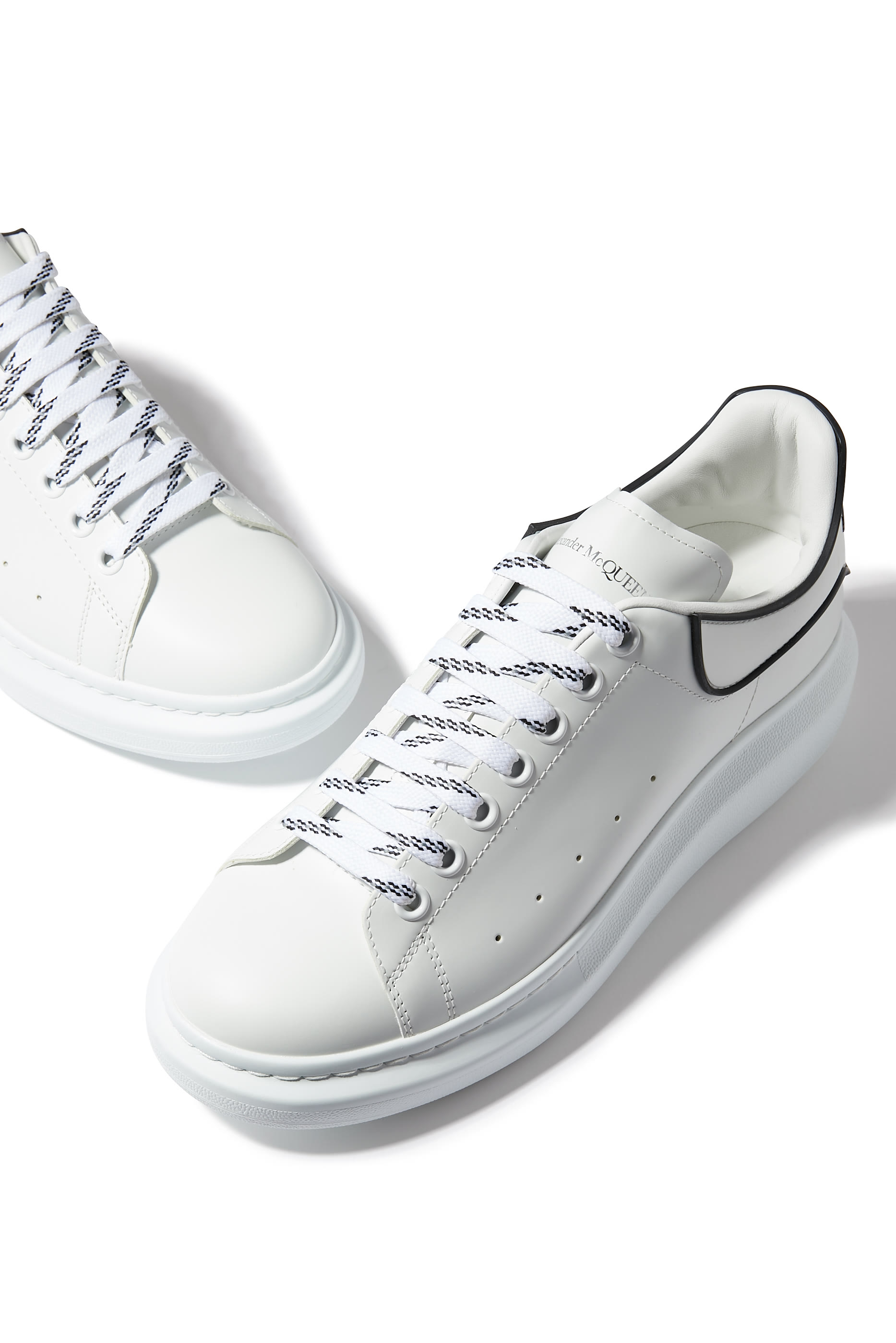 سنيكرز بنعل سميك