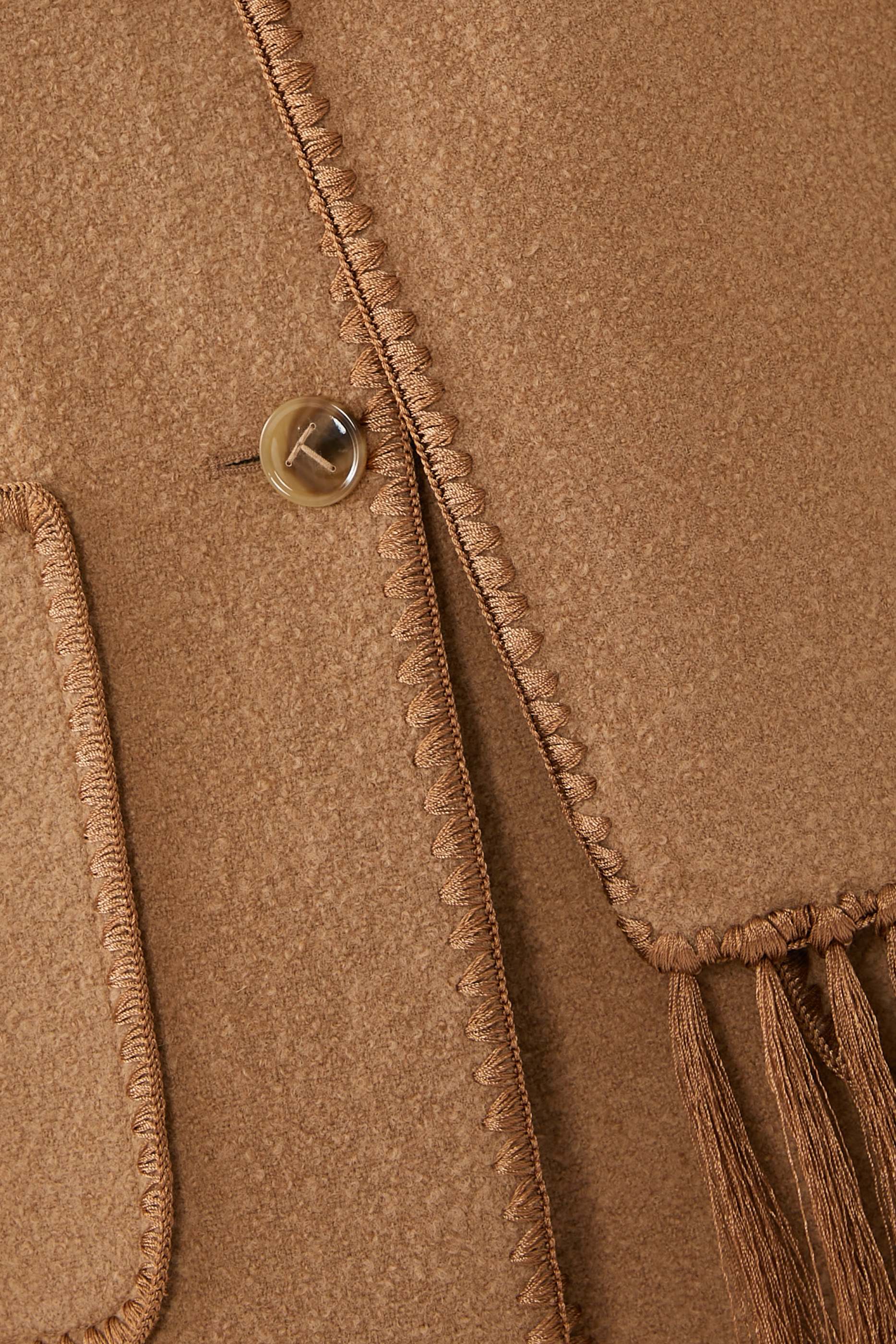 جاكيت بوشاح وتطريزات