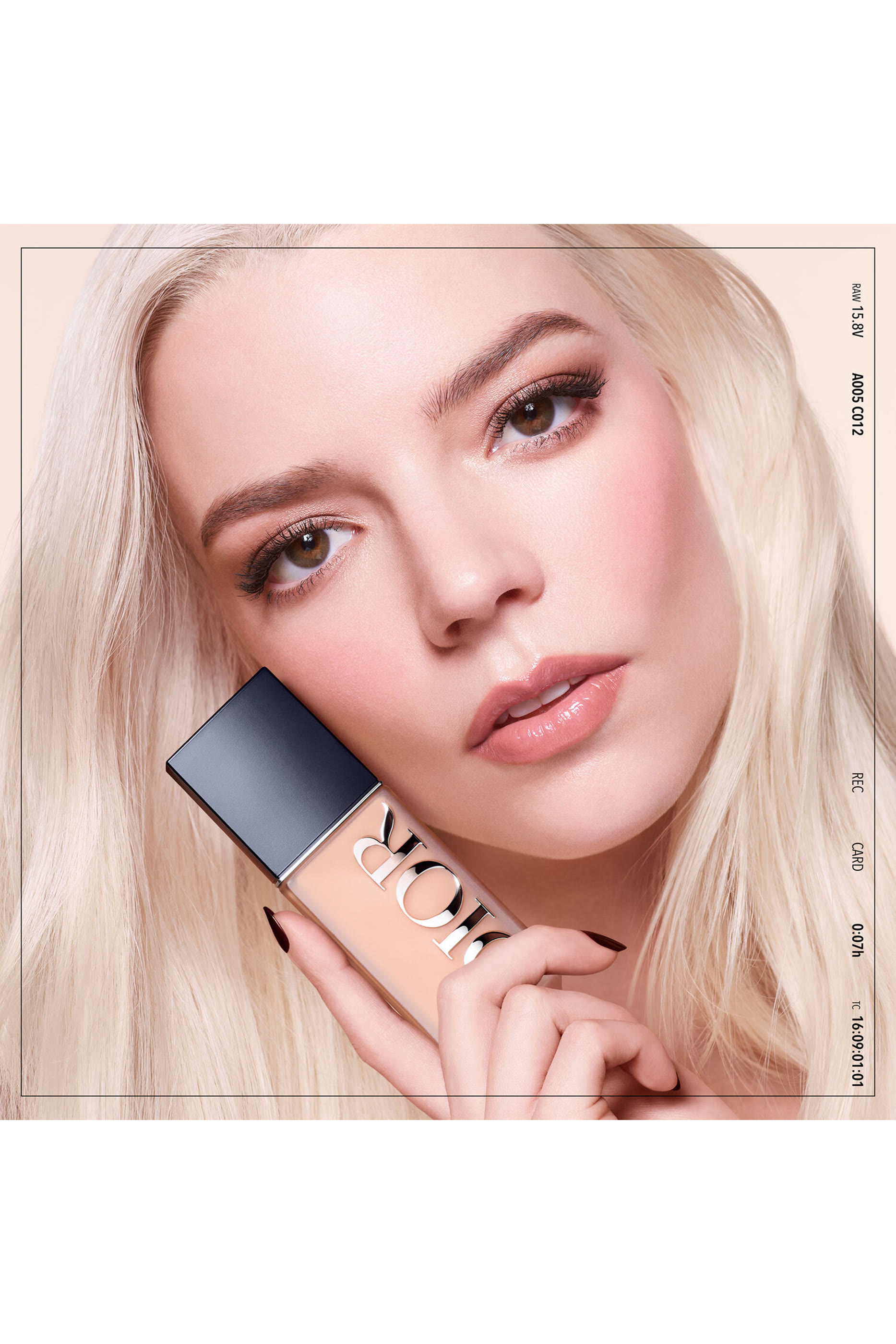 كريم أساس فوريفر سكين وير لإخفاء العيوب بلمسة طبيعية غير لامعة