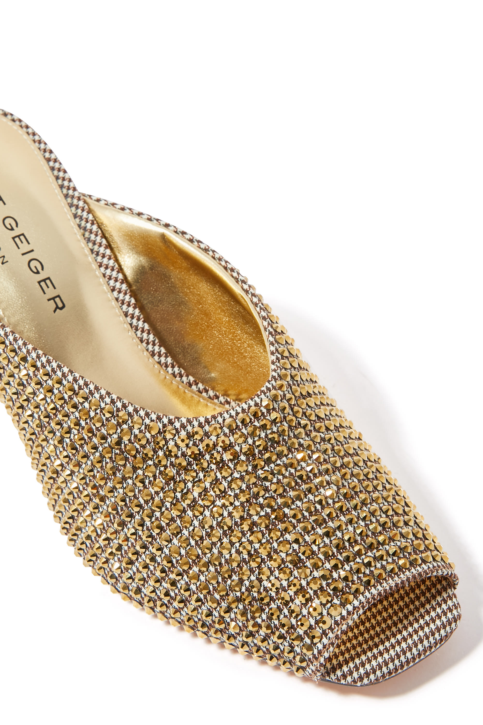 حذاء 60 مفتوح من الخلف بحلية شعار الماركة