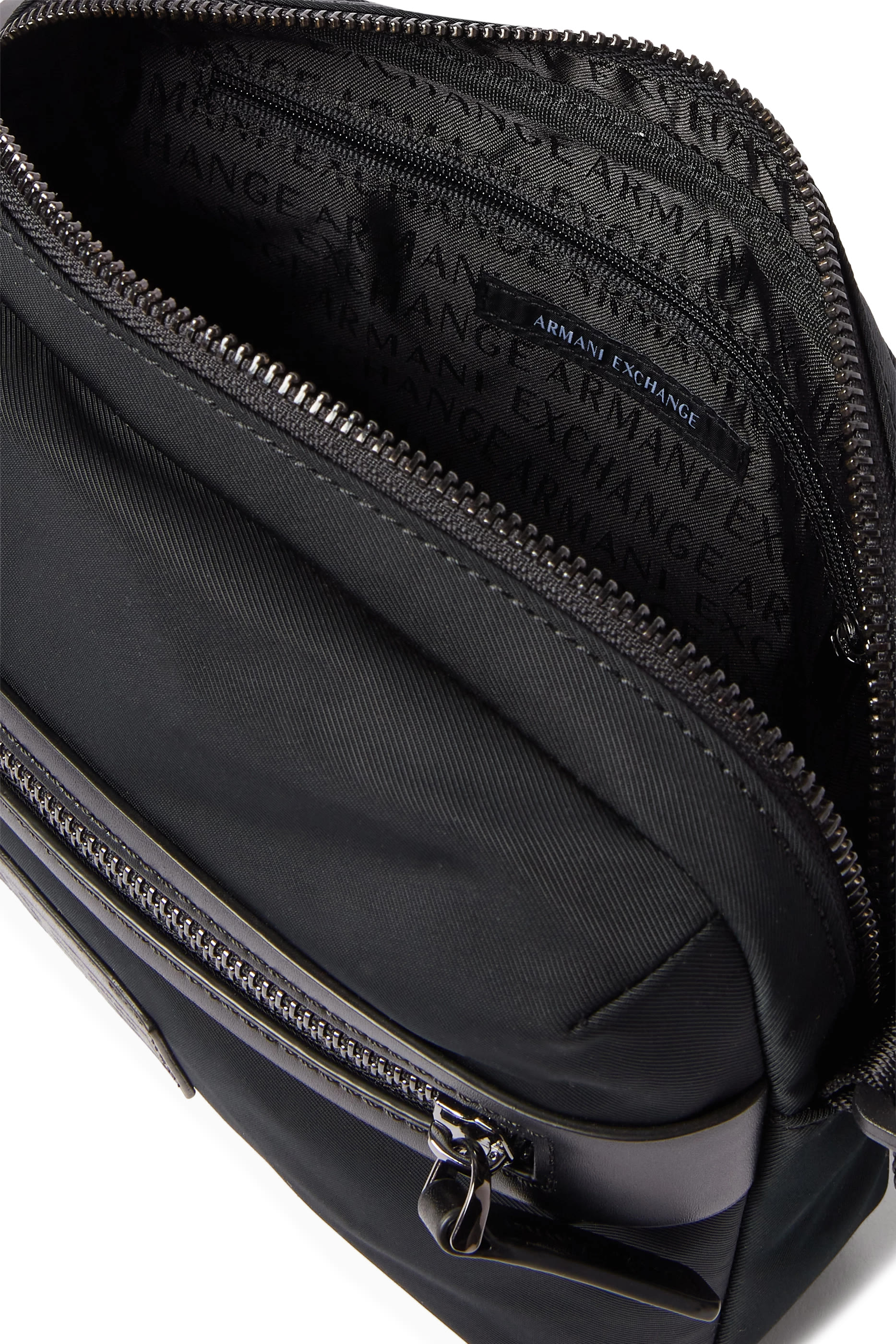 حقيبة بحمالة كتف مزينة بشعار الماركة