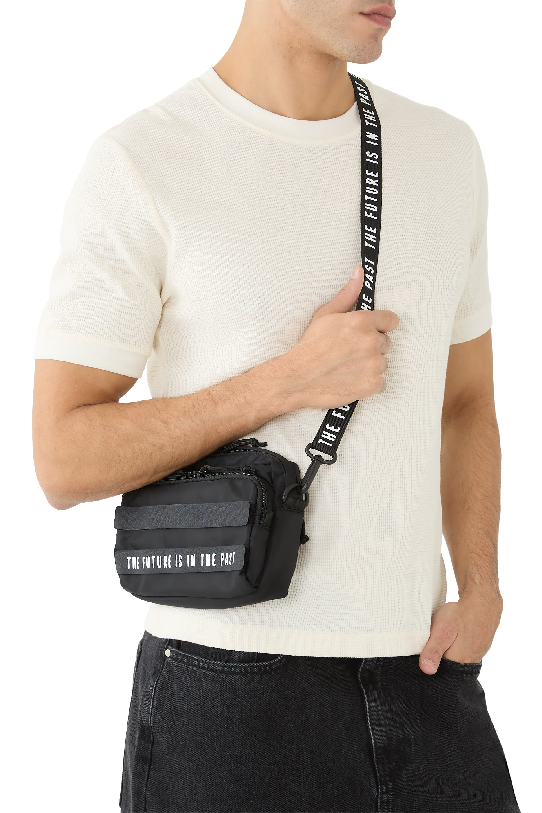 حقيبة صغيرة بطابع عسكري