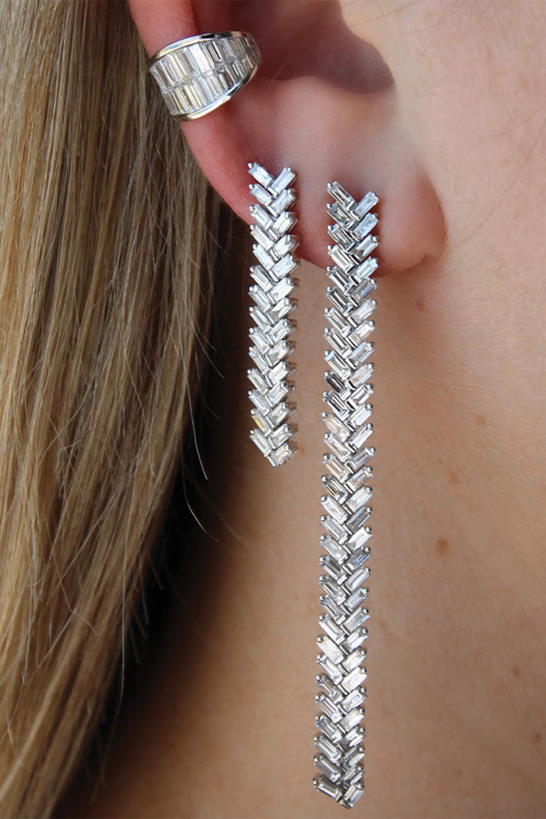 أقراط شورت بتصميم سحاب مرصعة بالماس المستطيل، ذهب أبيض عيار 18