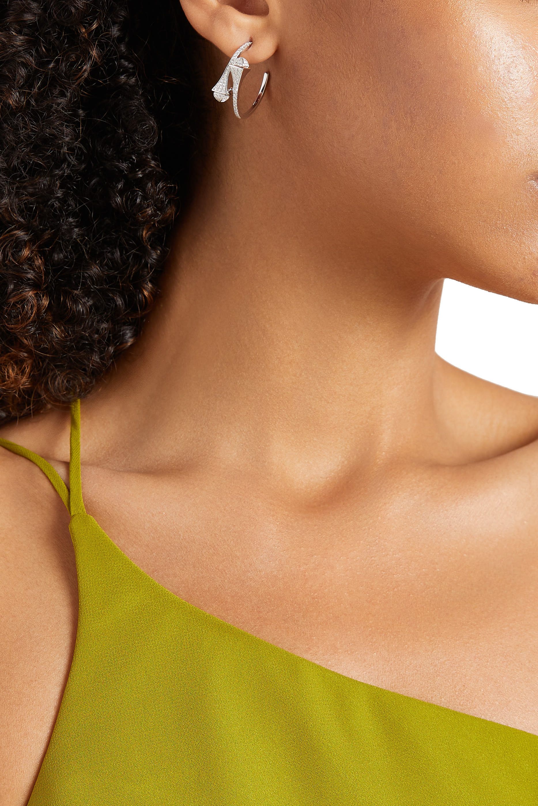 أقراط كليو دائرية مرصعة بالماس ذهب أبيض عيار 18