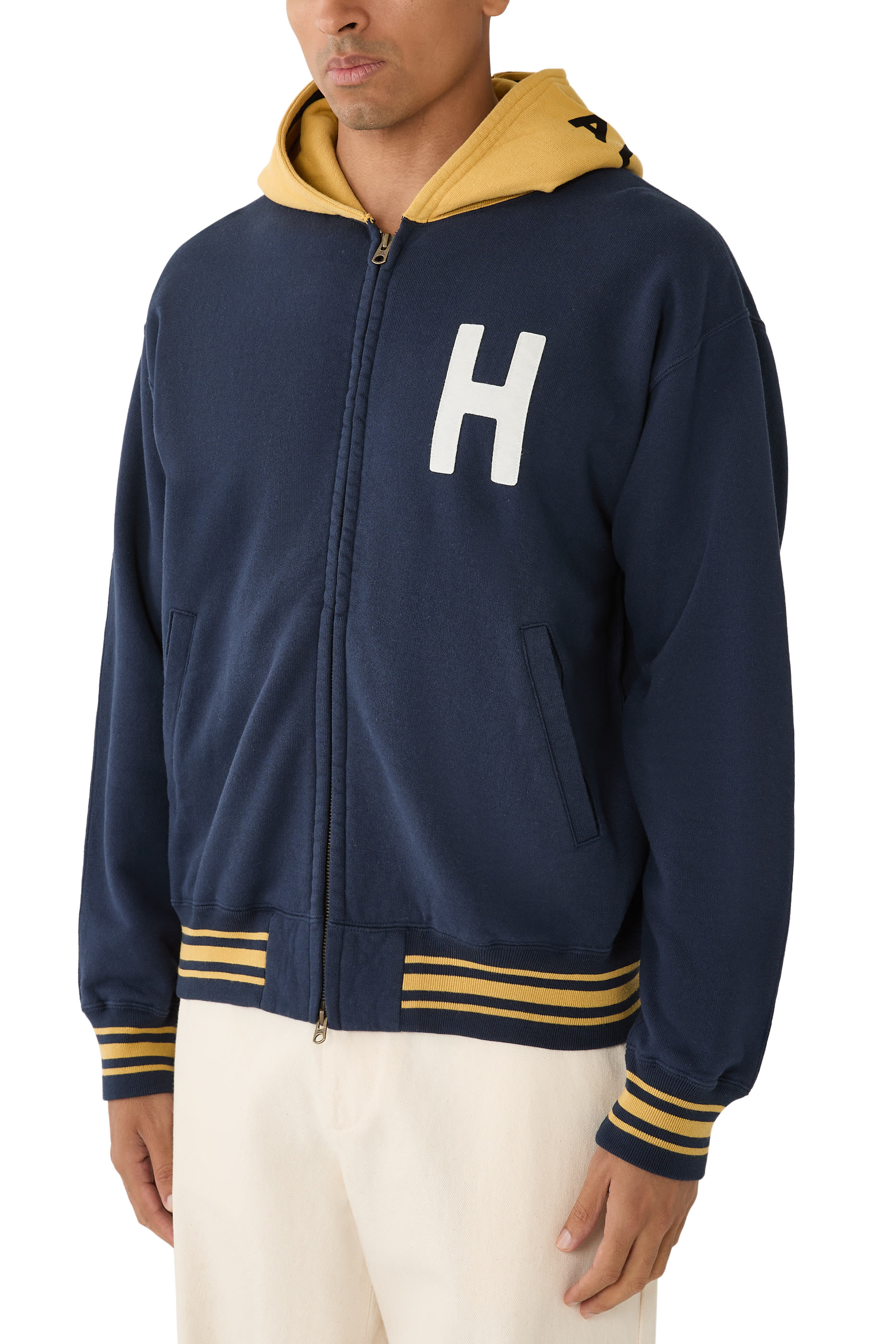 هودي بسحاب وشعار الماركة