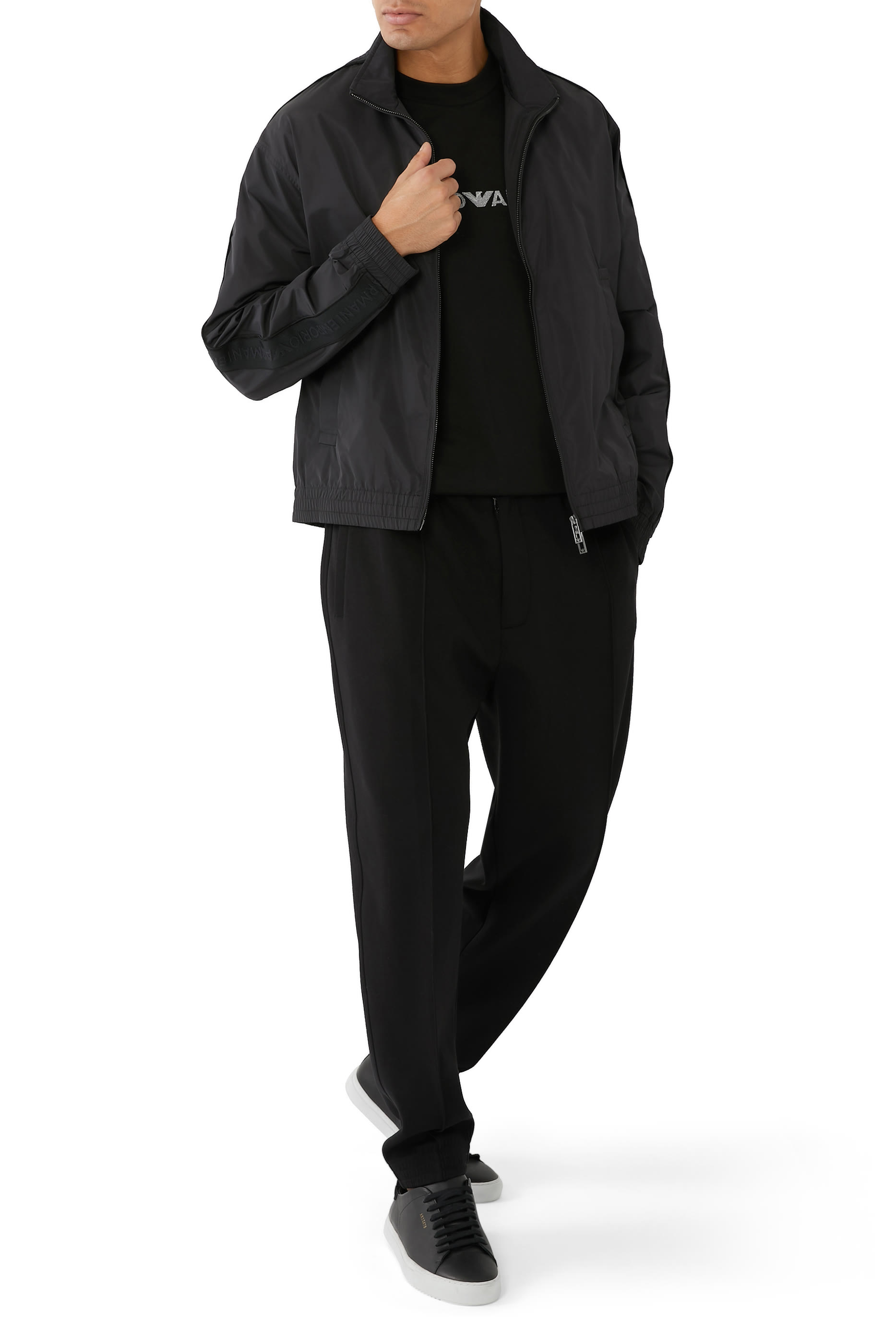 تيشيرت بياقة مستديرة وأكمام قصيرة