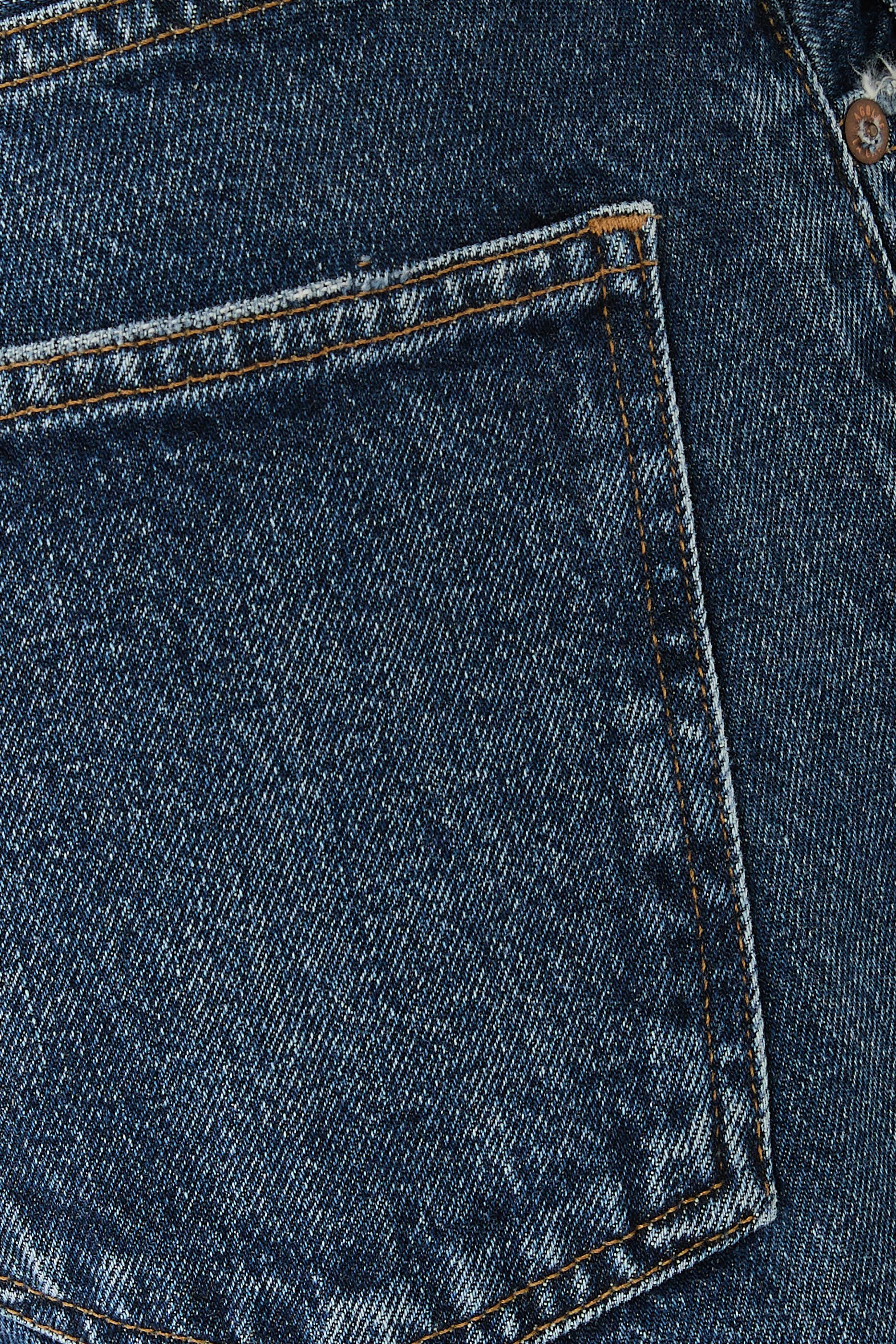 بنطال جينز بقصة ساق واسعة