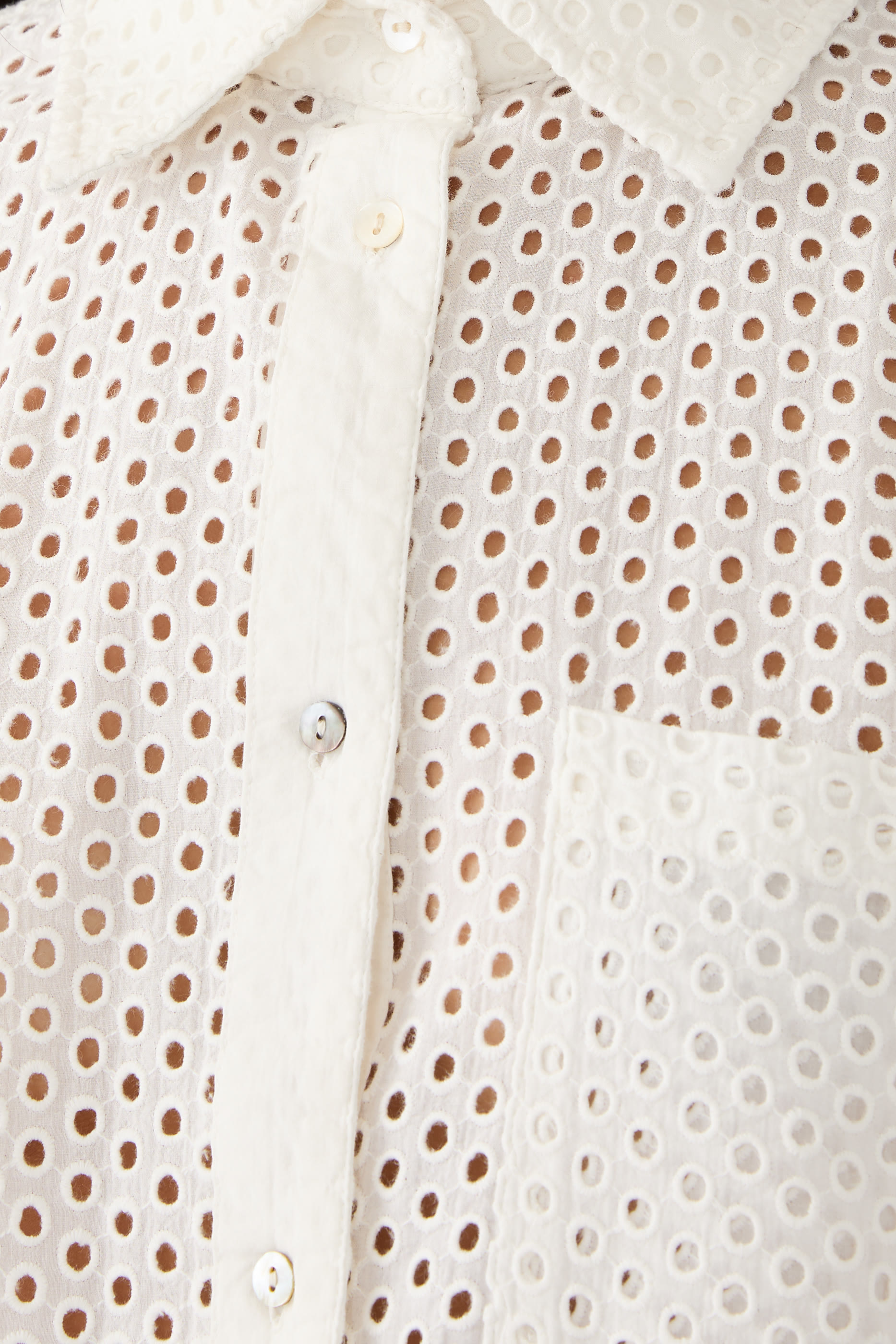 قميص برونتي بأكمام طويلة وتطريزات مفرغة