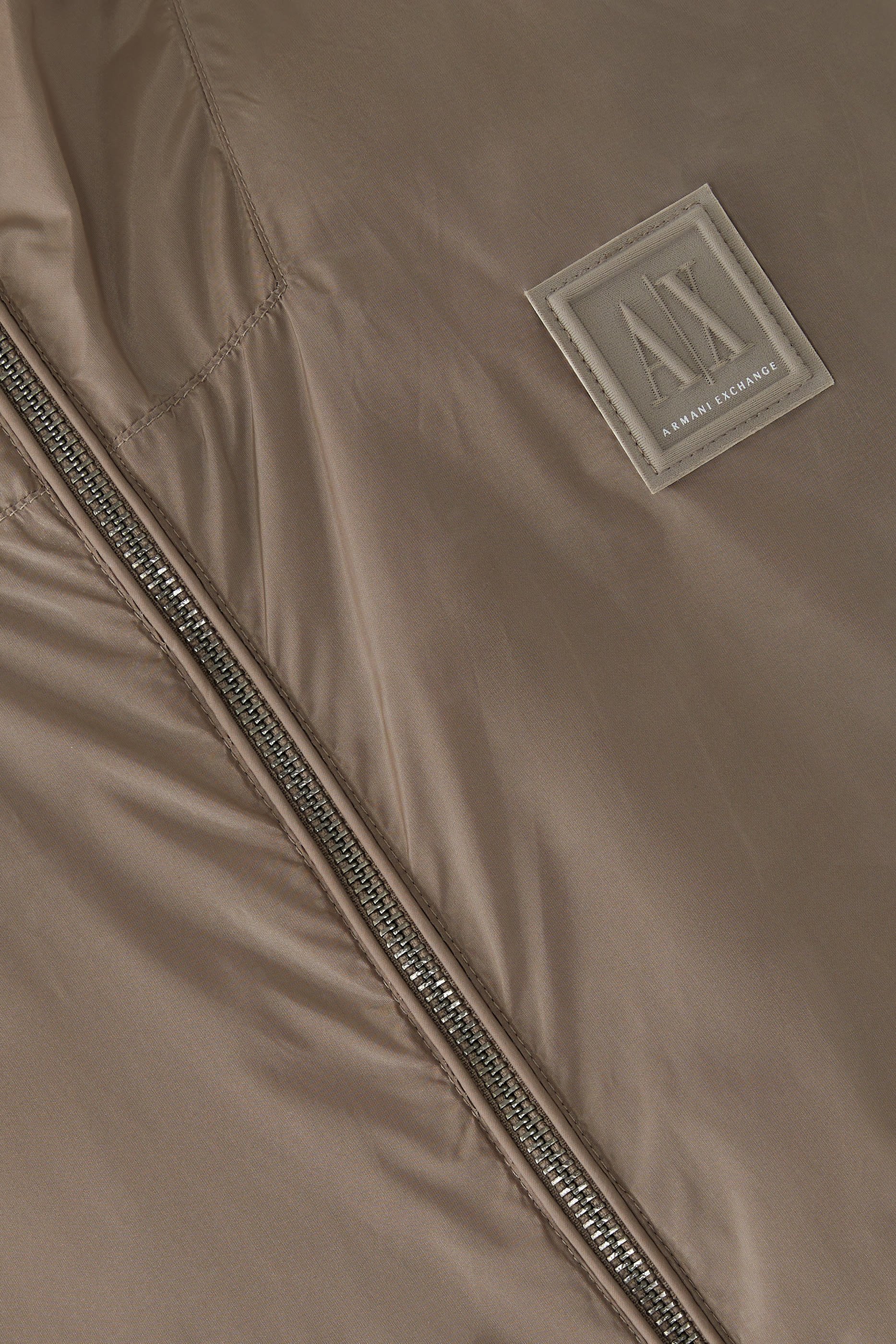 جاكيت بلوسون بغطاء للراس وشعار الماركة