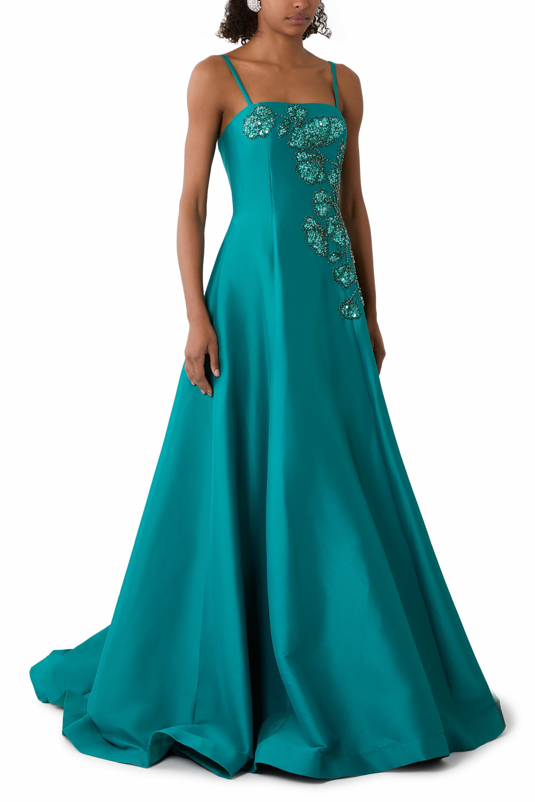 فستان سهرة بلا حمالات بتطريز زهور معقدة وحافة واسعة