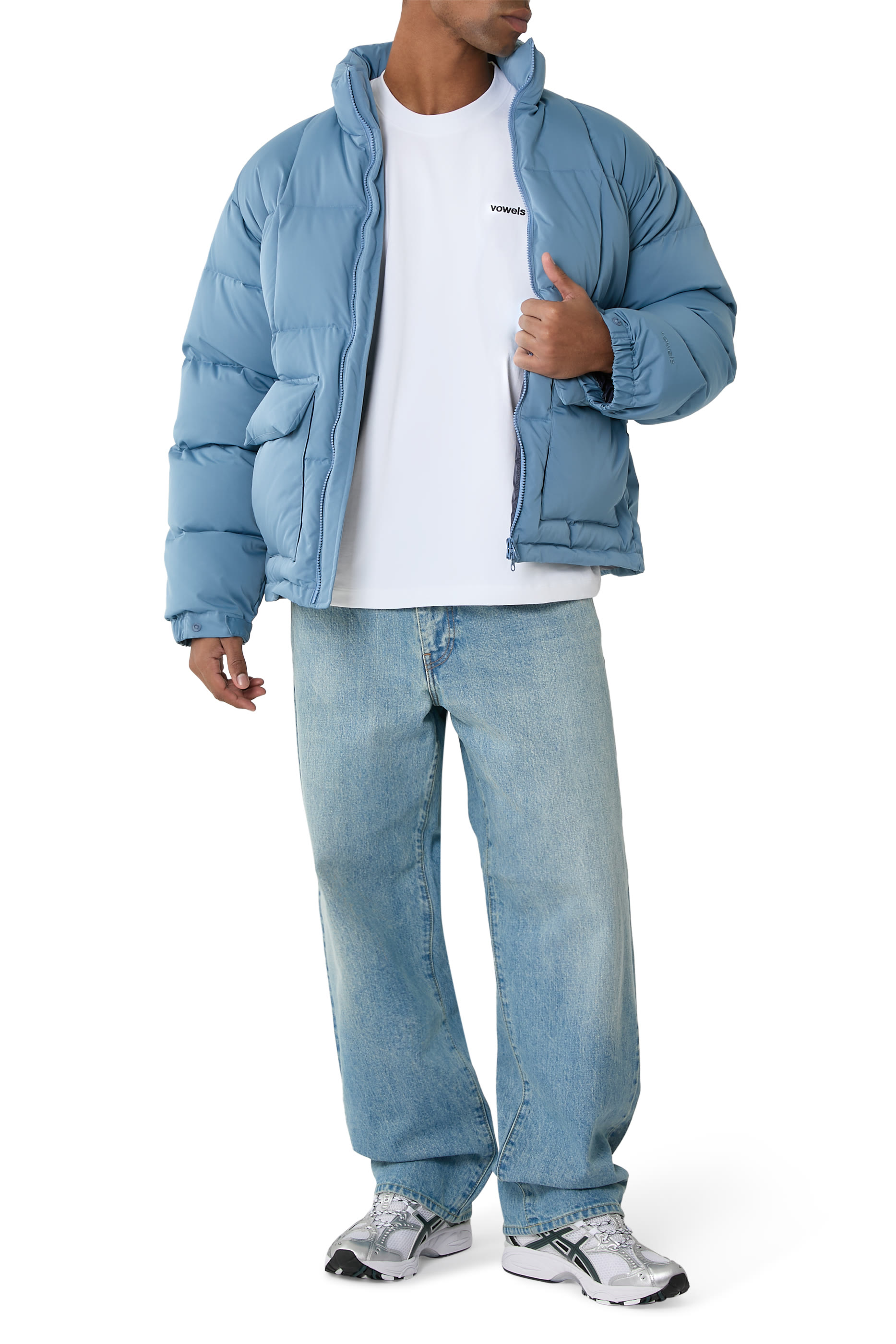 تيشيرت بشعار الماركة الكلاسيكي