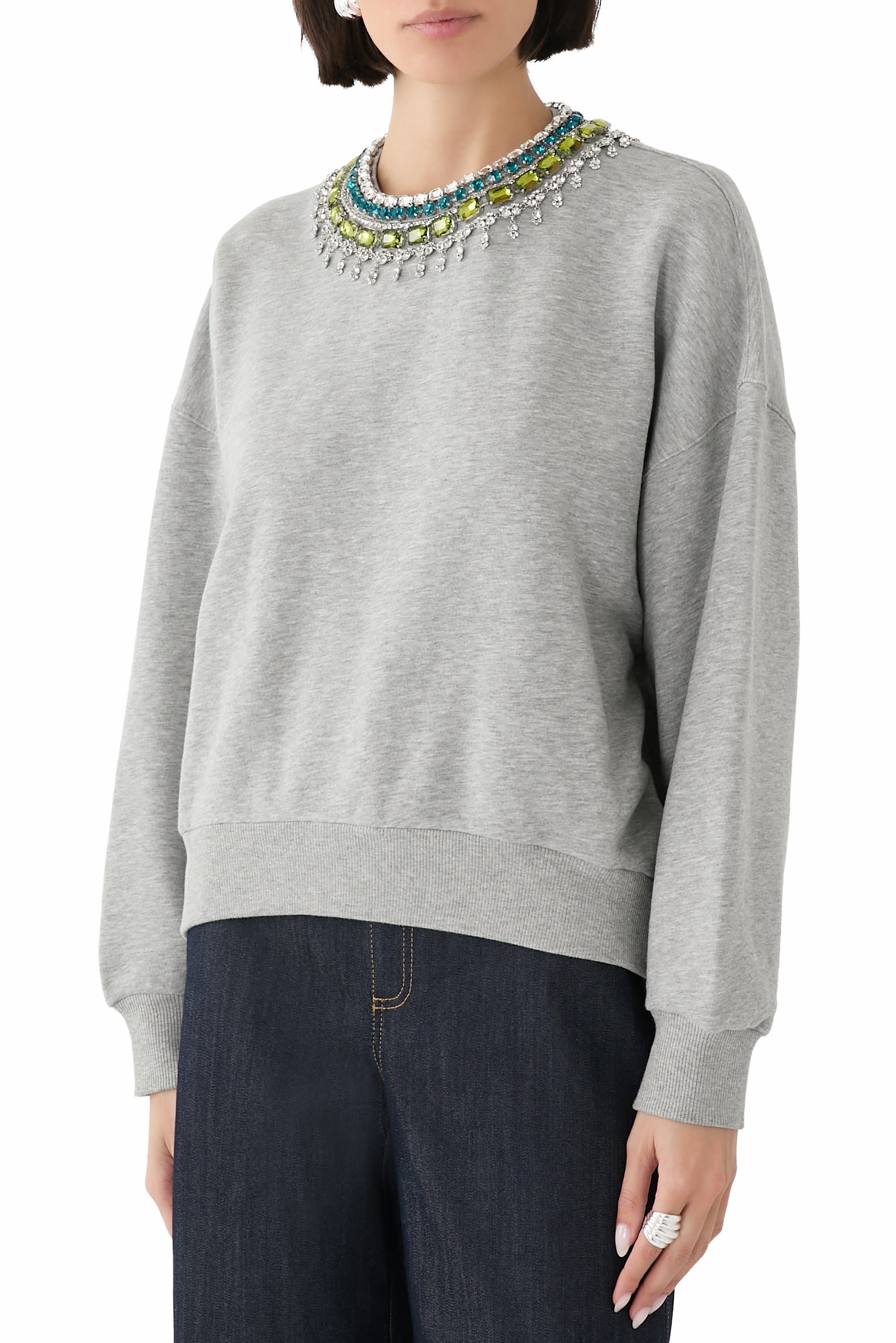 كنزة براندي مزينة بقلادات بتصميم مكدس